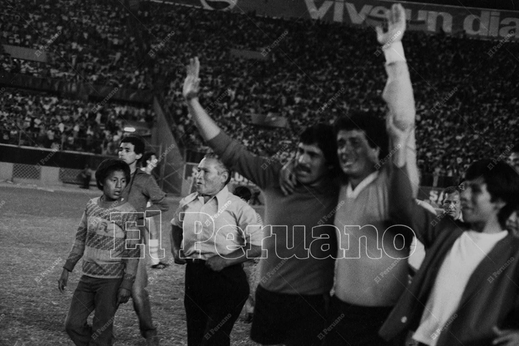 Lima - 31 enero 1982 / FBC Melgar de Arequipa se coronó campeón del fútbol peruano por primera vez en su historia. Los porteros Arnaldo Suclla y Emilio Campana celebran el título del Descentralizado 1981. Foto: Archivo Histórico de El Peruano / Norman Córdova