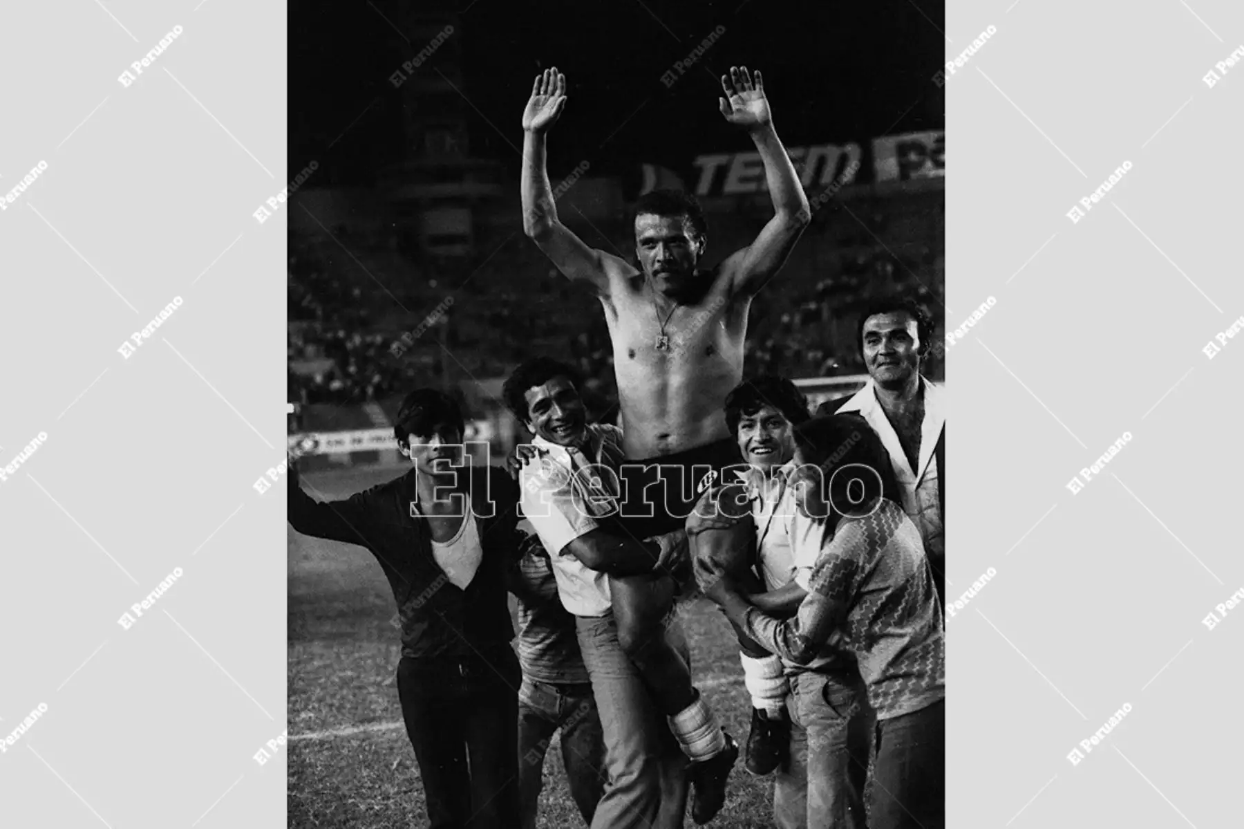 Lima - 31 enero 1982 / FBC Melgar de Arequipa se coronó campeón del fútbol peruano por primera vez en su historia. Ernesto Neyra, uno de los baluartes del cuadro arequipeño, paseado en hombros por los hinchas rojinegros. 
Foto: Archivo Histórico de El Peruano / Norman Córdova.
