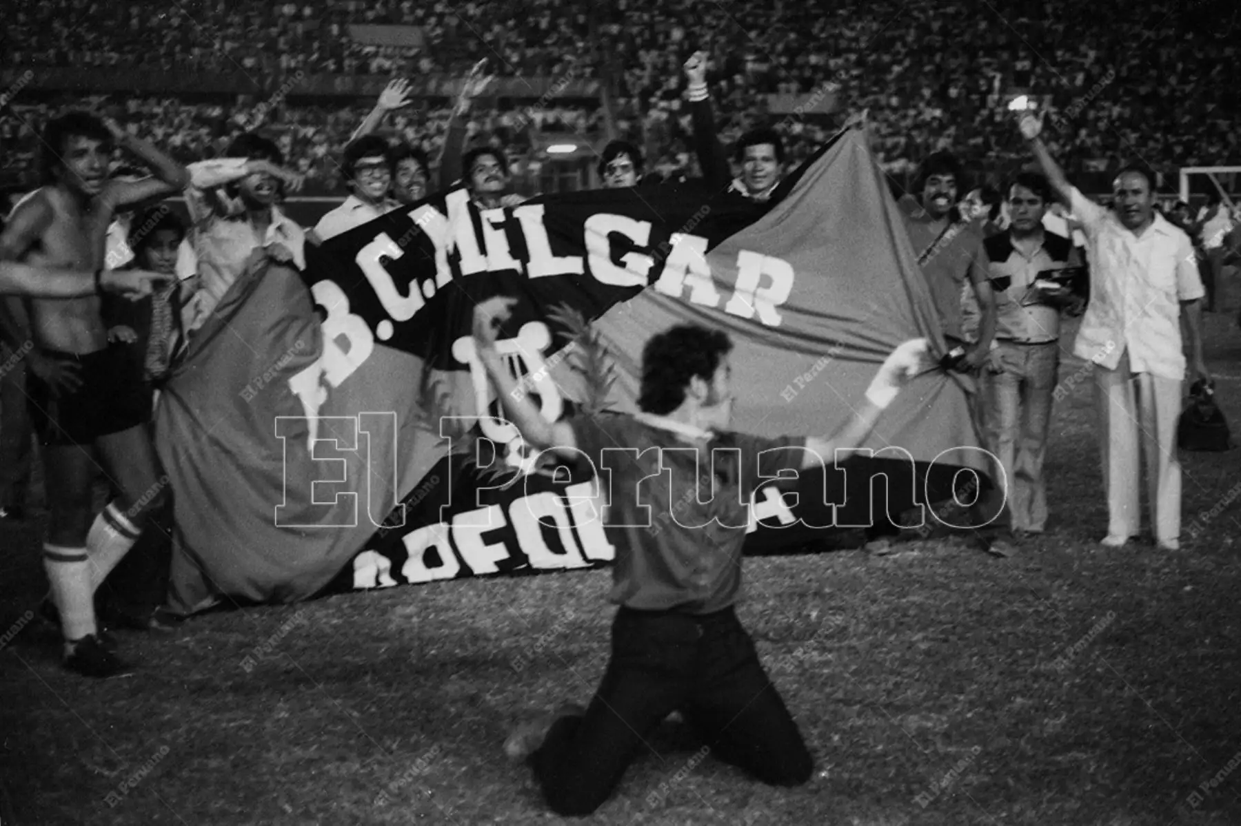 Lima - 31 enero 1982 / FBC Melgar de Arequipa se coronó campeón del fútbol peruano por primera vez en su historia. Jugadores, dirigentes e hinchas celebraron en el Estadio Nacional el título del Descentralizado 1981. 
Foto: Archivo Histórico de El Peruano / Norman Córdova.