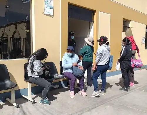 Familiares de los pasajeros heridos tras el choque de una coaster contra una vivienda se encuentran en el área de emergencia del hospital Goyeneche de Arequipa. ANDINA/Difusión