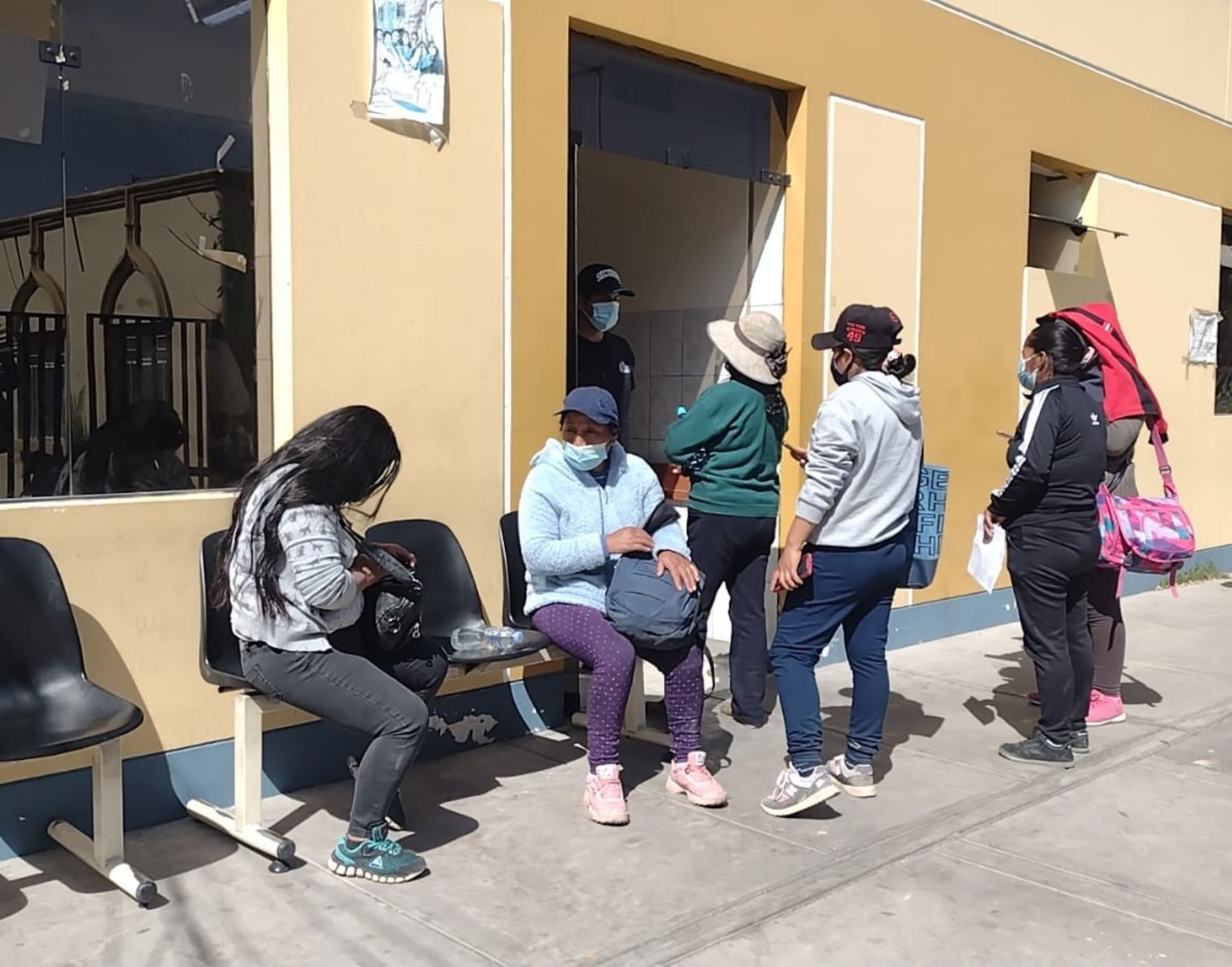 Familiares de los pasajeros heridos tras el choque de una coaster contra una vivienda se encuentran en el área de emergencia del hospital Goyeneche de Arequipa. ANDINA/Difusión