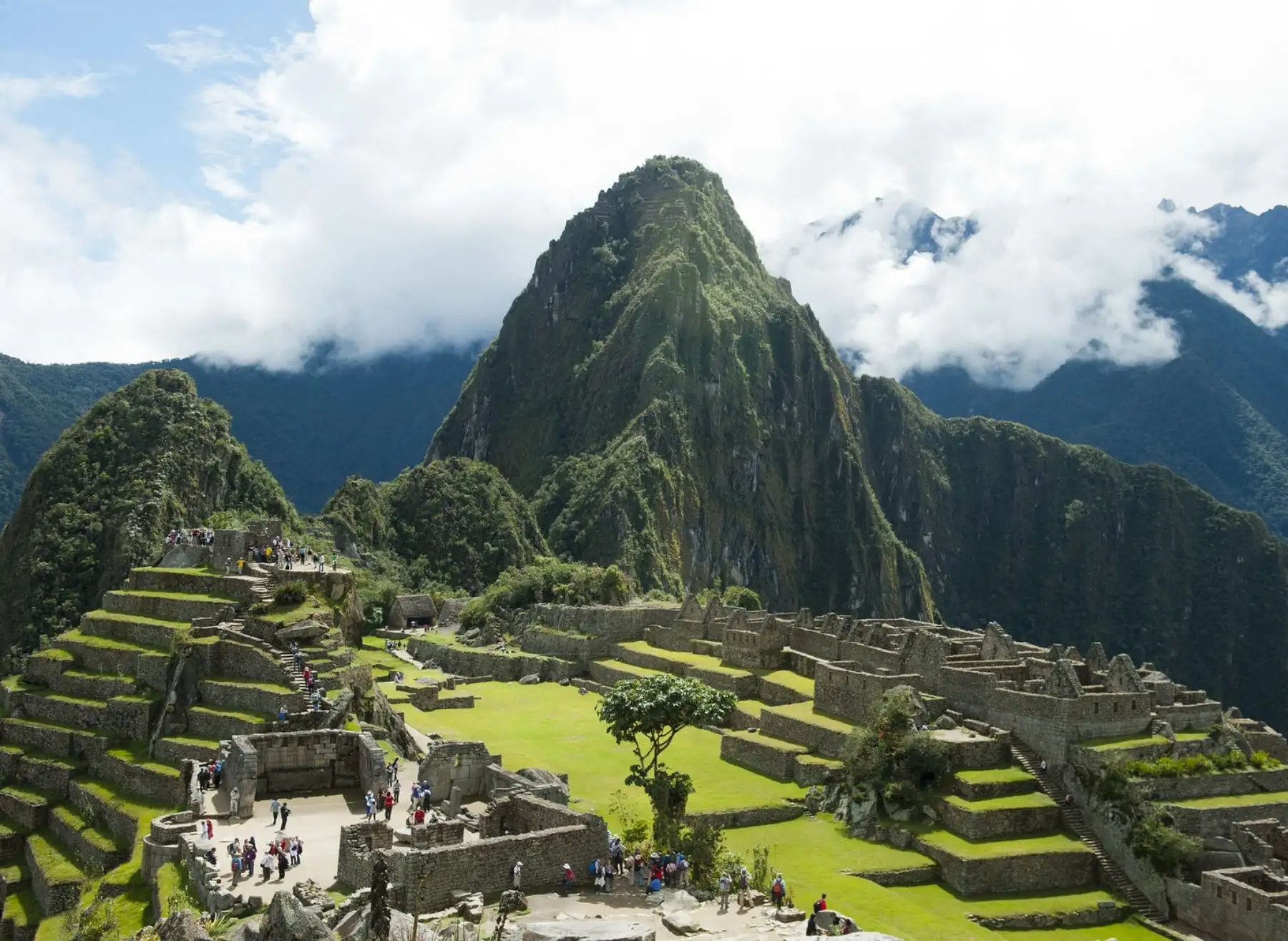 El ministro de Comercio Exterior y Turismo, Roberto Sánchez, ratificó hoy que aumentará el aforo a la ciudadela inca de Machu Picchu, de 3,044 a 4,044 visitantes diarios. Indicó que este lunes 11 de julio habrá una reunión de su sector con las autoridades de Cusco para ultimar detalles de esta medida que contribuirá a reactivar el turismo en esa región y en el Perú. ANDINA/Difusión