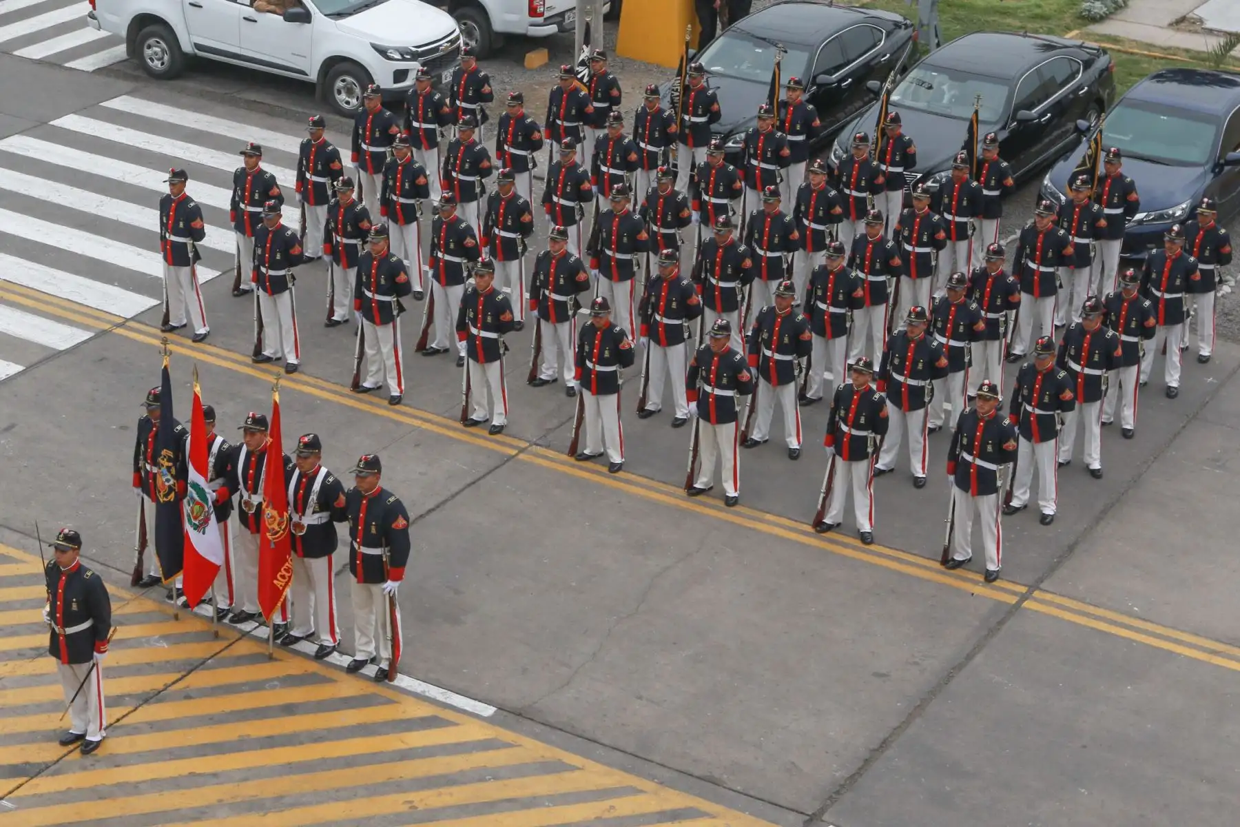 La Marina de Guerra del Perú realizó el lanzamiento de la Cruzada Nacional de Valores “Somos Grau, Seámoslo Siempre”. Esta cruzada tiene como objetivo difundir e inculcar en la población los valores inspirados en la figura del Gran Almirante del Perú, don Miguel Grau Seminario, los mismos que son pilares de la Institución. La ceremonia se llevó a cabo en el B.A.P. “Pisco” y estuvo presidida por el almirante Alberto Alcalá Luna.
Foto: ANDINA/Héctor Vinces