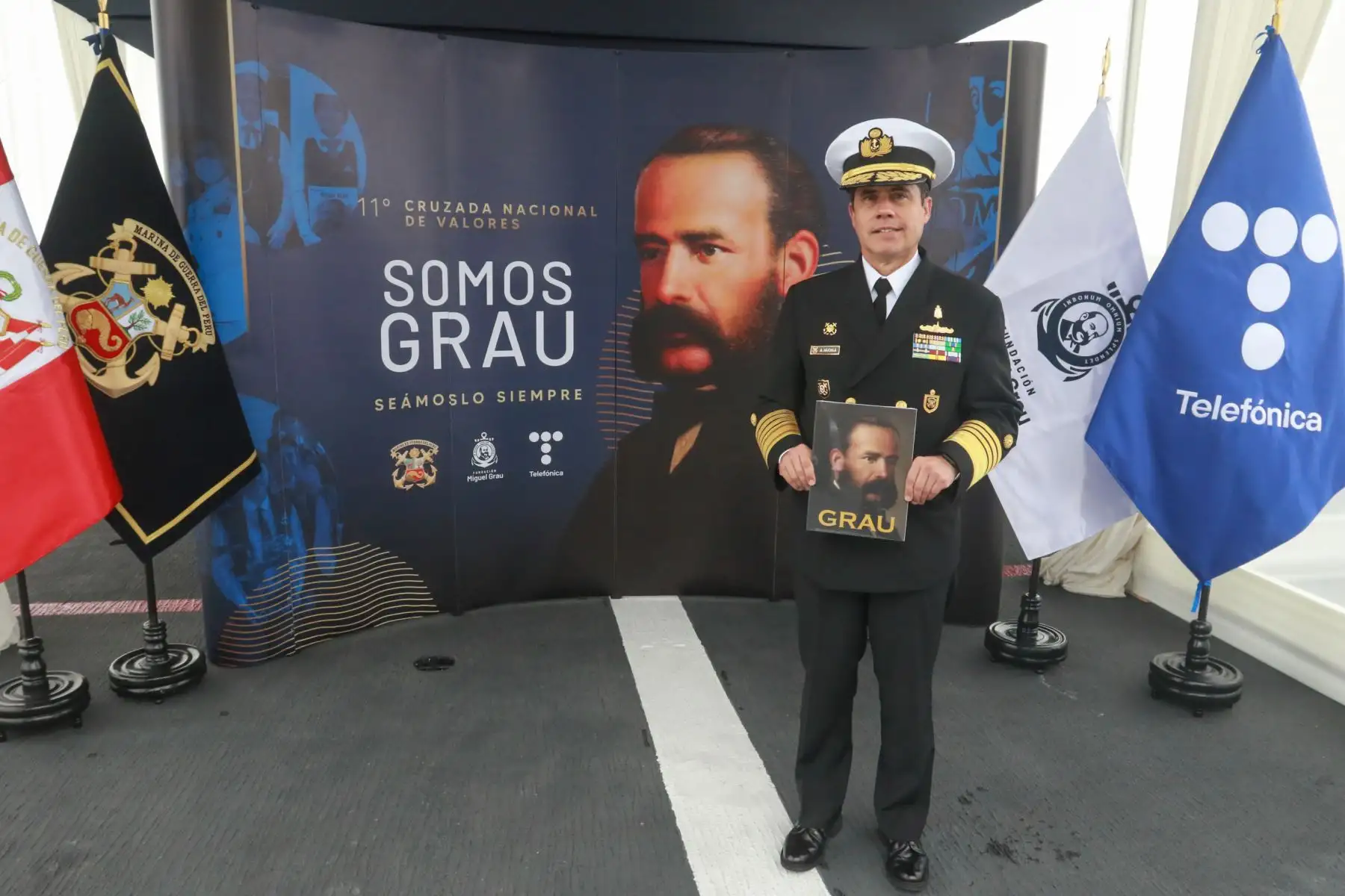 La Marina de Guerra del Perú realizó el lanzamiento de la Cruzada Nacional de Valores “Somos Grau, Seámoslo Siempre”. Esta cruzada tiene como objetivo difundir e inculcar en la población los valores inspirados en la figura del Gran Almirante del Perú, don Miguel Grau Seminario, los mismos que son pilares de la Institución. La ceremonia se llevó a cabo en el B.A.P. “Pisco” y estuvo presidida por el almirante Alberto Alcalá Luna.
Foto: ANDINA/Héctor Vinces
