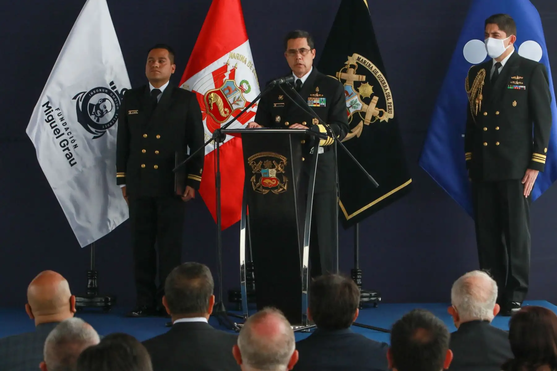 La Marina de Guerra del Perú realizó el lanzamiento de la Cruzada Nacional de Valores “Somos Grau, Seámoslo Siempre”. Esta cruzada tiene como objetivo difundir e inculcar en la población los valores inspirados en la figura del Gran Almirante del Perú, don Miguel Grau Seminario, los mismos que son pilares de la Institución. La ceremonia se llevó a cabo en el B.A.P. “Pisco” y estuvo presidida por el almirante Alberto Alcalá Luna.
Foto: ANDINA/Héctor Vinces