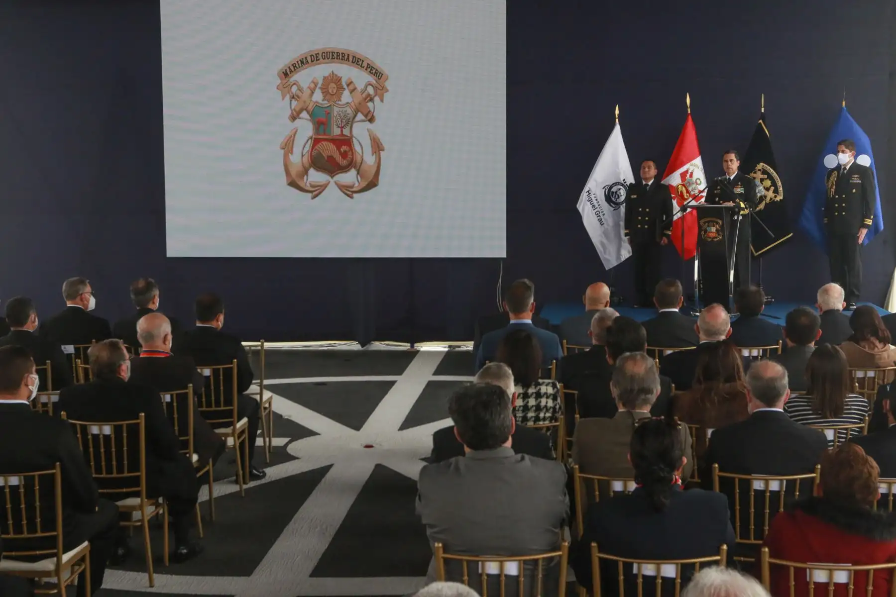 La Marina de Guerra del Perú realizó el lanzamiento de la Cruzada Nacional de Valores “Somos Grau, Seámoslo Siempre”. Esta cruzada tiene como objetivo difundir e inculcar en la población los valores inspirados en la figura del Gran Almirante del Perú, don Miguel Grau Seminario, los mismos que son pilares de la Institución. La ceremonia se llevó a cabo en el B.A.P. “Pisco” y estuvo presidida por el almirante Alberto Alcalá Luna.
Foto: ANDINA/Héctor Vinces