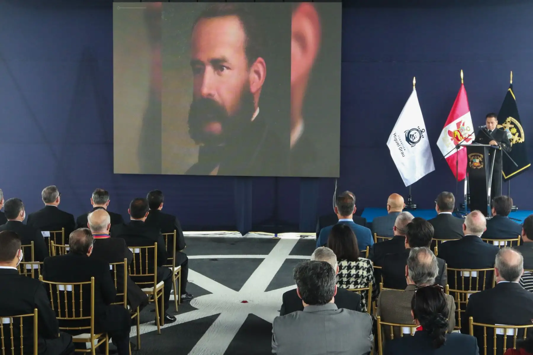La Marina de Guerra del Perú realizó el lanzamiento de la Cruzada Nacional de Valores “Somos Grau, Seámoslo Siempre”. Esta cruzada tiene como objetivo difundir e inculcar en la población los valores inspirados en la figura del Gran Almirante del Perú, don Miguel Grau Seminario, los mismos que son pilares de la Institución. La ceremonia se llevó a cabo en el B.A.P. “Pisco” y estuvo presidida por el almirante Alberto Alcalá Luna.
Foto: ANDINA/Héctor Vinces