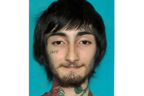 Blanco, delgado, con una barba irregular, el muchacho exhibe varios tatuajes en el cuello y la cara, incluyendo uno sobre la ceja izquierda con la palabra "Awake" (Despierto). Foto: AFP