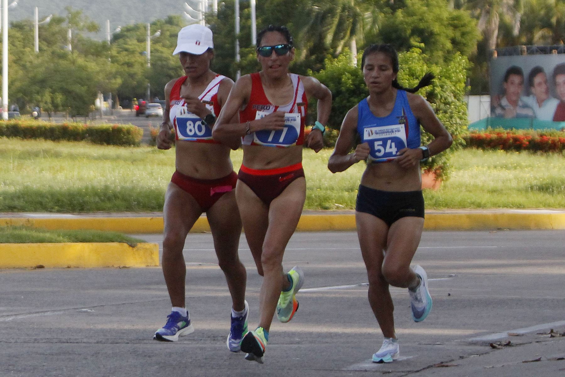 Gladys Lucy Tejeda de Perú, ganadora de la medalla de oro, celebra al ganar la media maratón femenina hoy, en los XIX Juegos Bolivarianos en Valledupar (Colombia). 
Foto: EFE