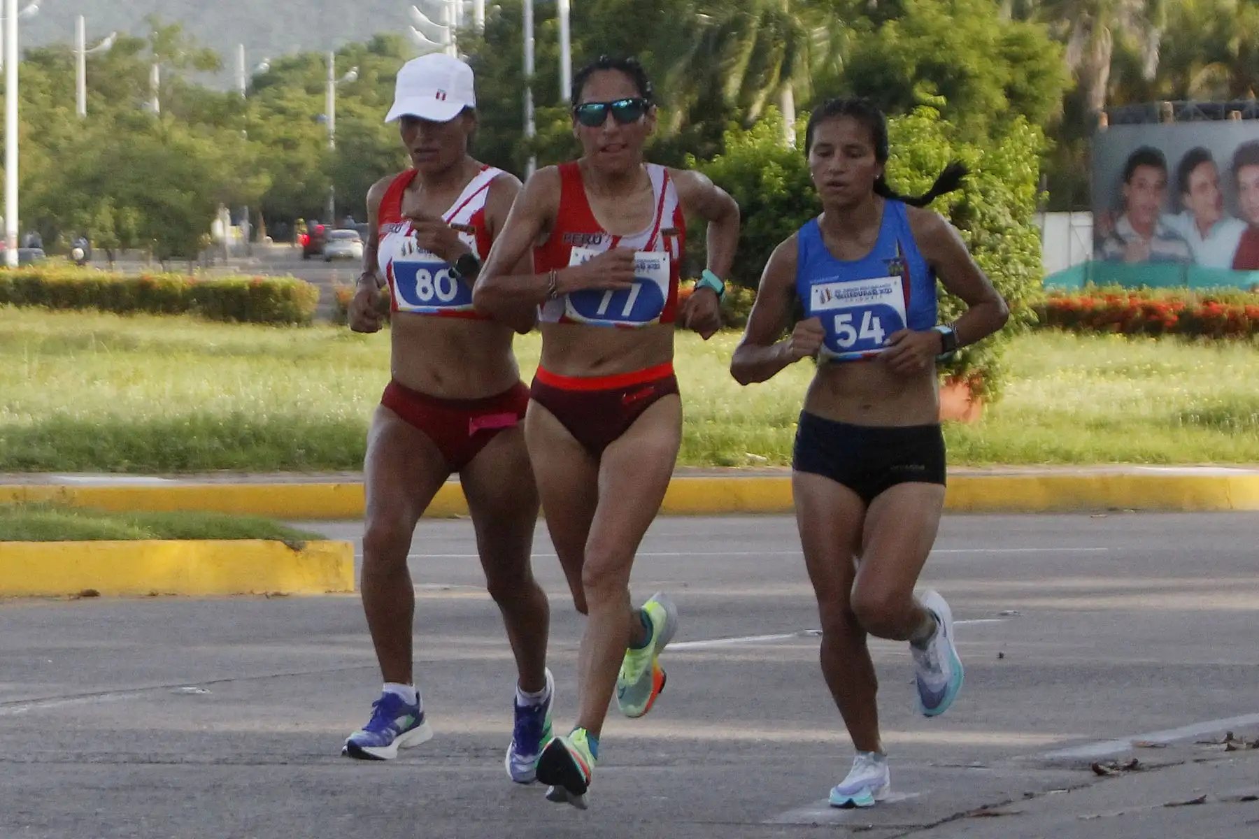 Gladys Lucy Tejeda de Perú, ganadora de la medalla de oro, celebra al ganar la media maratón femenina hoy, en los XIX Juegos Bolivarianos en Valledupar (Colombia). 
Foto: EFE