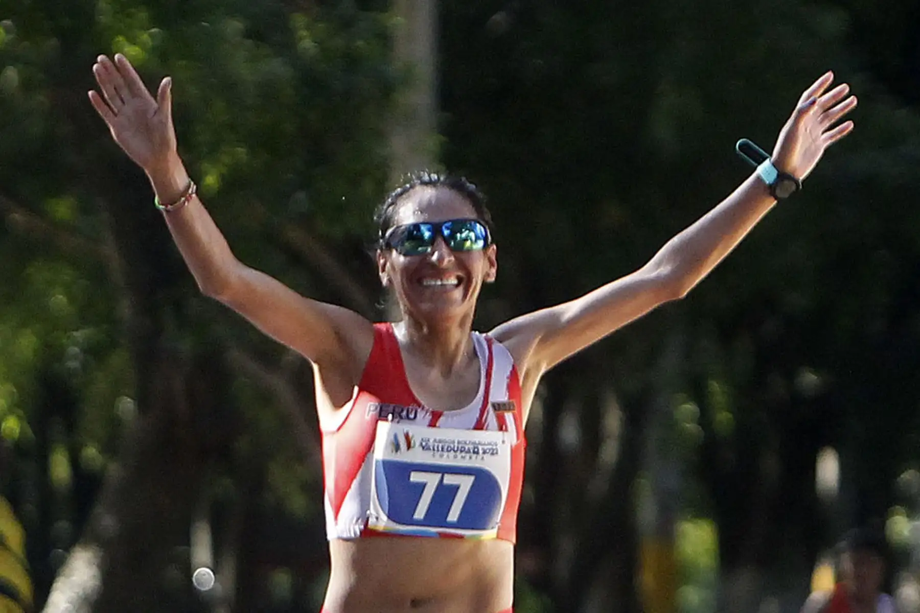 Gladys Lucy Tejeda de Perú, ganadora de la medalla de oro, celebra al ganar la media maratón femenina, en los XIX Juegos Bolivarianos en Valledupar (Colombia). 
Foto: EFE