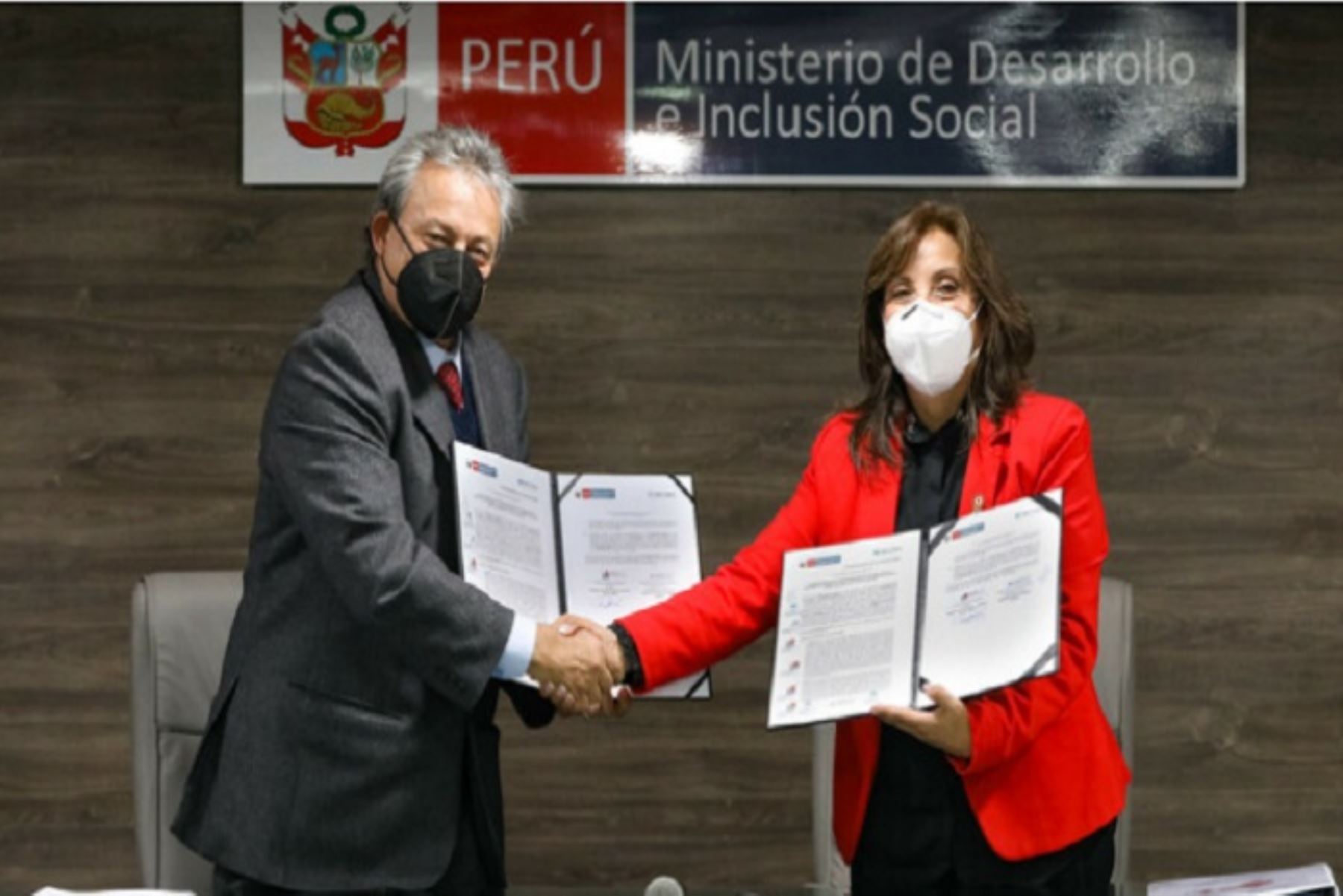 El acuerdo fue firmado por la titular del Midis, Dina Boluarte, y el presidente ejecutivo de Devida, Ricardo Soberón.
