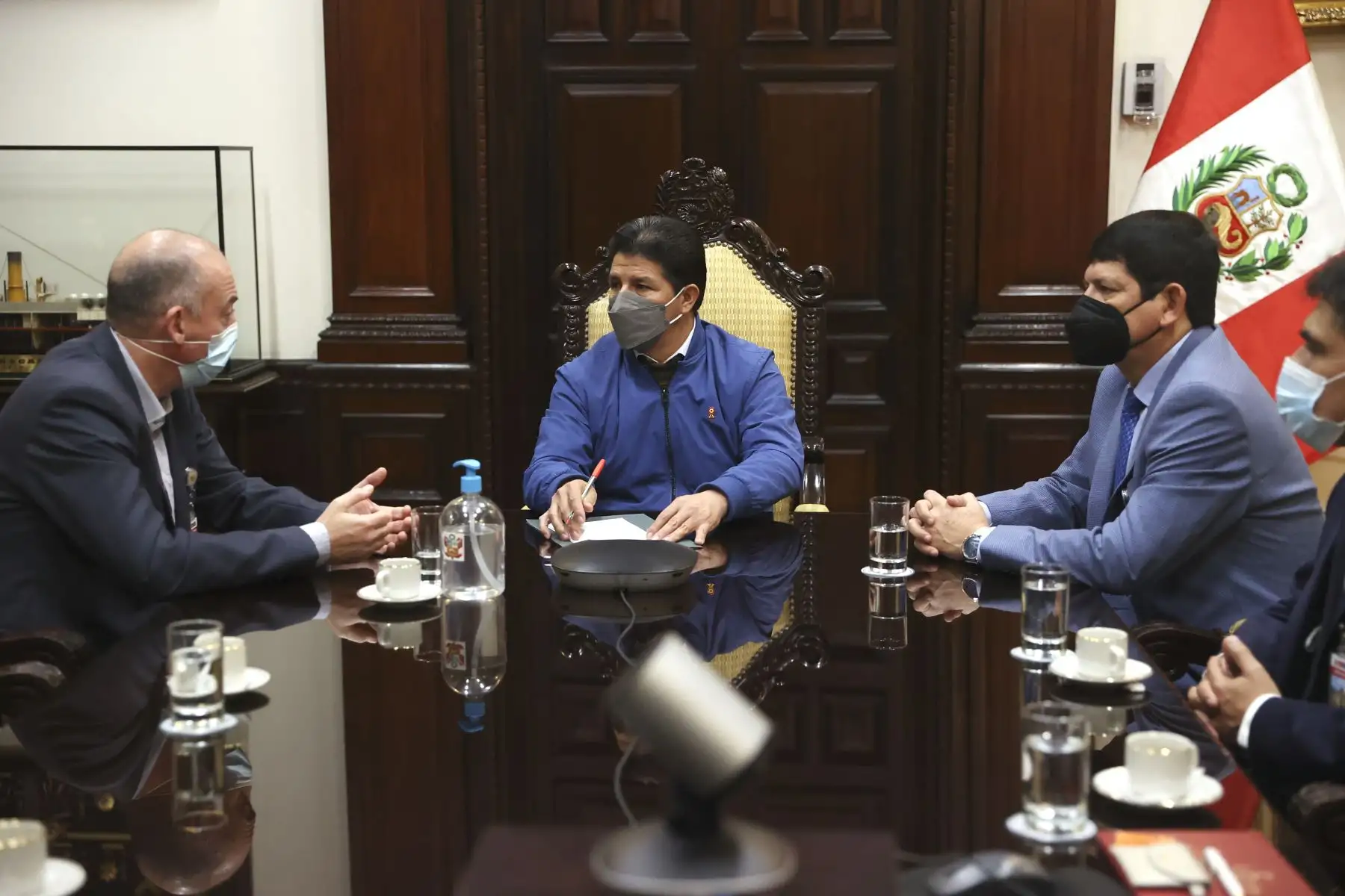El presidente de la República, Pedro Castillo Terrones, se reunió hoy con funcionarios de la Federación Internacional de Fútbol Asociación (FIFA), entre los que se encontró el director de torneos de FIFA, Jaime Yarza; el presidente de la Federación Peruana de Fútbol (FPF) Agustín Lozano, y otros representantes, en el marco de la organización para la próxima Copa Mundial Sub-17 de la FIFA Perú 2023.
Foto: ANDINA/Presidencia Perú