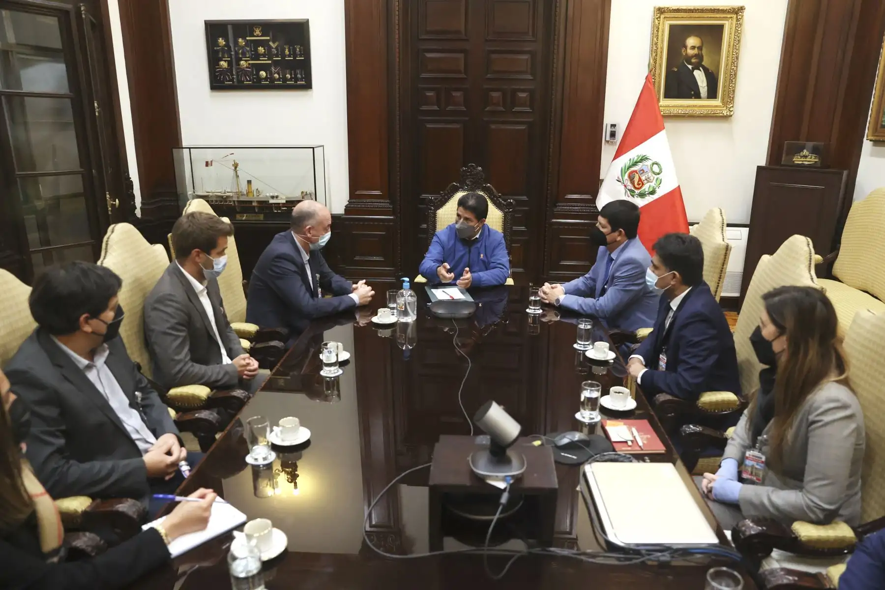 El presidente de la República, Pedro Castillo Terrones, se reunió hoy con funcionarios de la Federación Internacional de Fútbol Asociación (FIFA), entre los que se encontró el director de torneos de FIFA, Jaime Yarza; el presidente de la Federación Peruana de Fútbol (FPF) Agustín Lozano, y otros representantes, en el marco de la organización para la próxima Copa Mundial Sub-17 de la FIFA Perú 2023.
Foto: ANDINA/Presidencia Perú