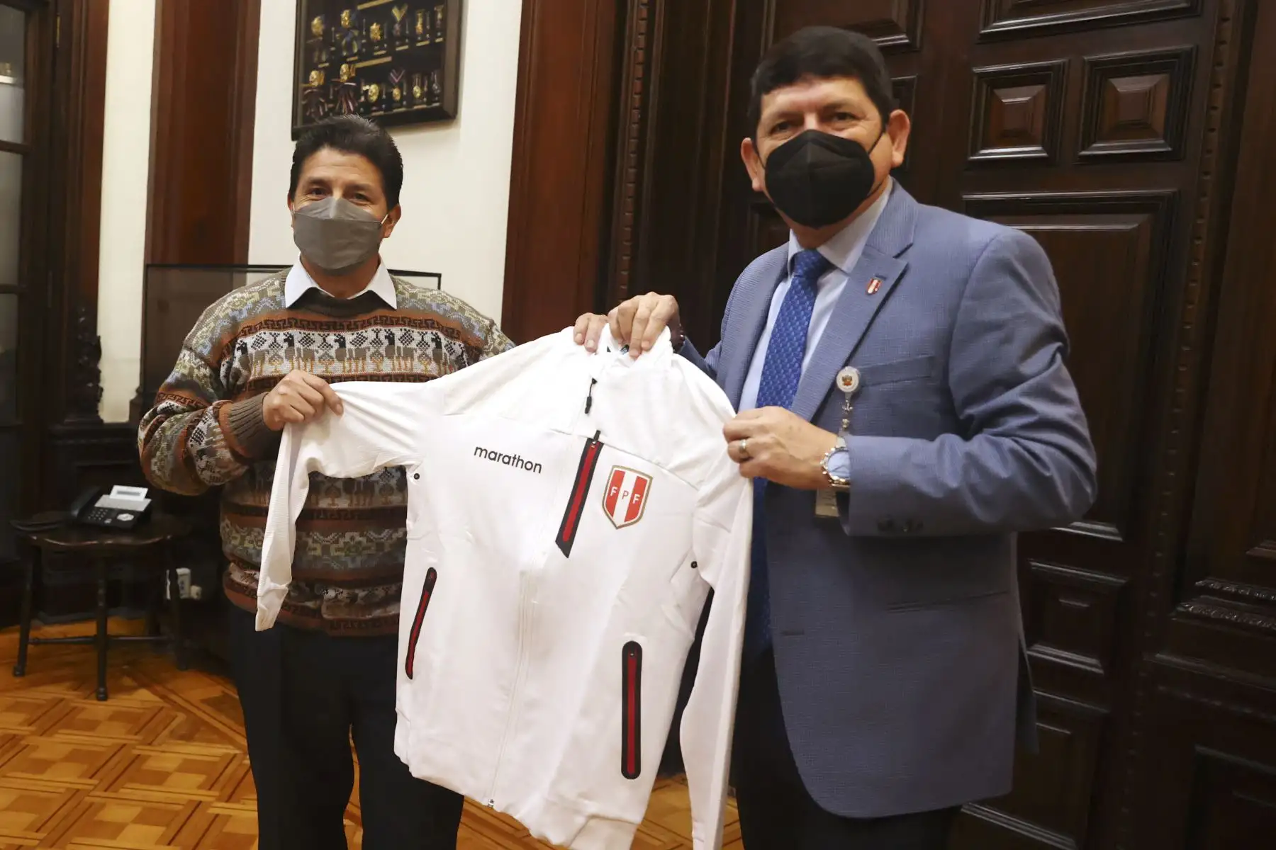 El presidente de la República, Pedro Castillo Terrones, se reunió hoy con funcionarios de la Federación Internacional de Fútbol Asociación (FIFA), entre los que se encontró el director de torneos de FIFA, Jaime Yarza; el presidente de la Federación Peruana de Fútbol (FPF) Agustín Lozano, y otros representantes, en el marco de la organización para la próxima Copa Mundial Sub-17 de la FIFA Perú 2023.
Foto: ANDINA/Presidencia Perú