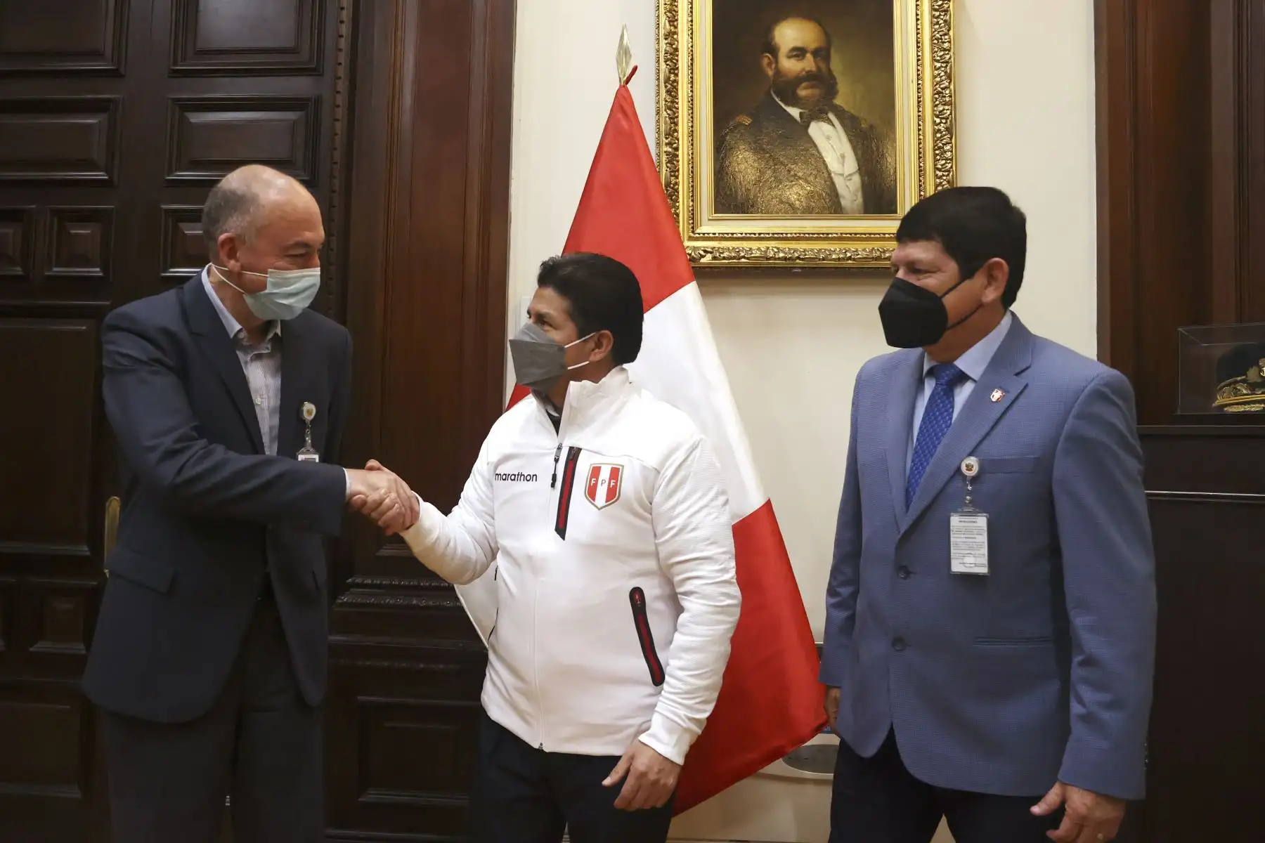 El presidente de la República, Pedro Castillo Terrones, se reunió hoy con funcionarios de la Federación Internacional de Fútbol Asociación (FIFA), entre los que se encontró el director de torneos de FIFA, Jaime Yarza; el presidente de la Federación Peruana de Fútbol (FPF) Agustín Lozano, y otros representantes, en el marco de la organización para la próxima Copa Mundial Sub-17 de la FIFA Perú 2023.
Foto: ANDINA/Presidencia Perú
