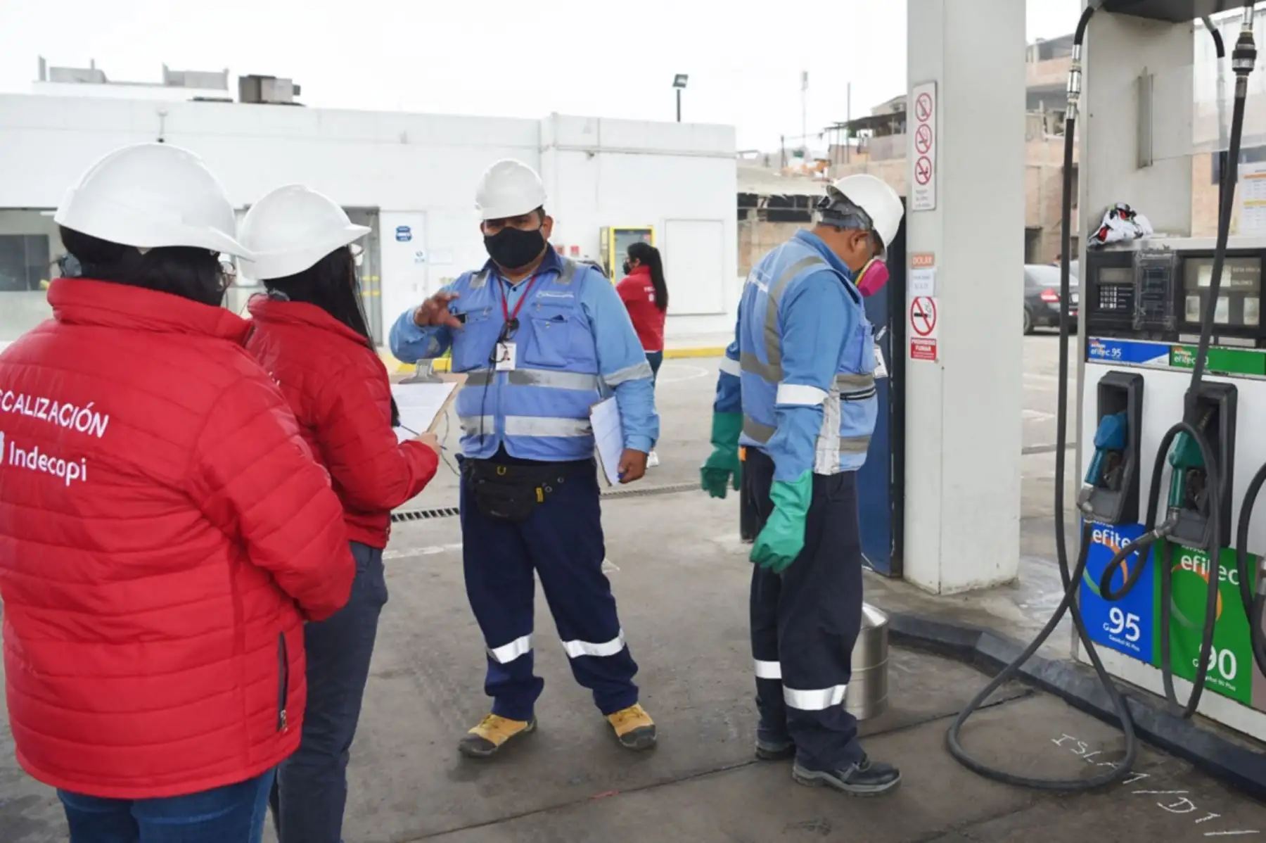 Fiscalización en grifos a cargo del personal de Indecopi y Osinergmin. Foto: Cortesía.