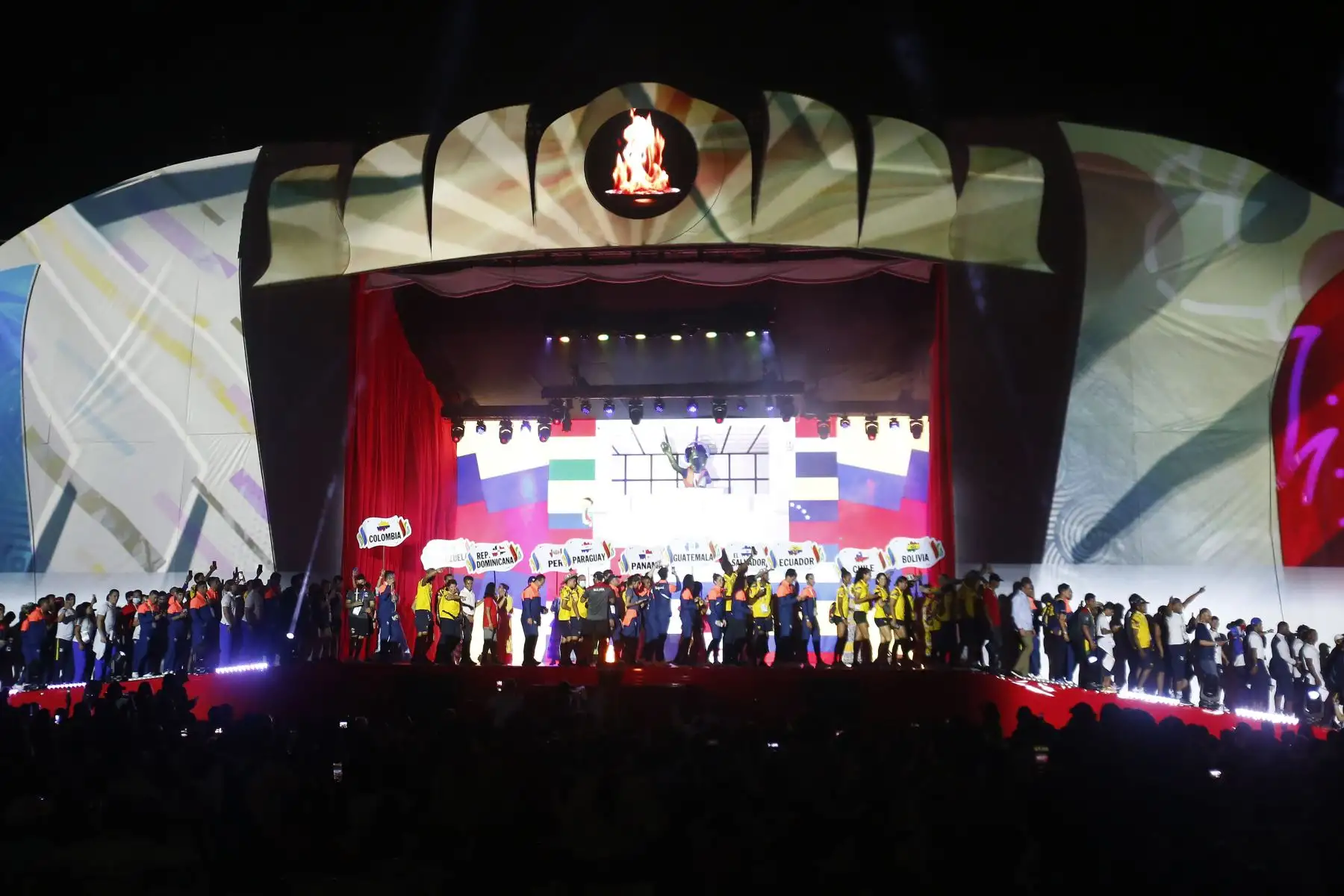 Deportistas desfilan hoy, durante la clausura de los XIX Juegos Bolivarianos en Valledupar, Colombia.
Foto: EFE