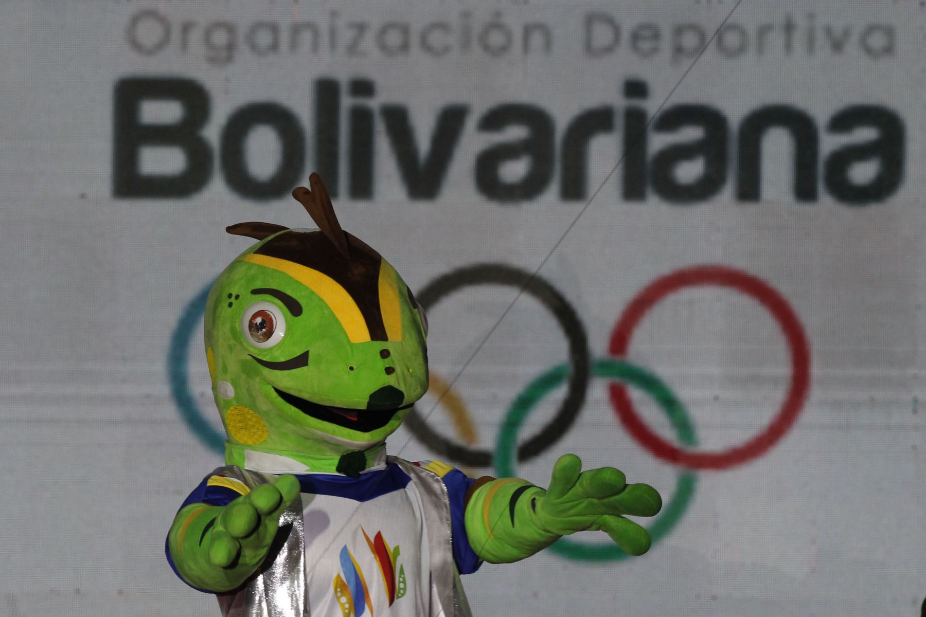 Fotografía de la mascota de los XIX Juegos Bolivarianos, Guatapí, durante la clausura hoy, en Valledupar, Colombia. 
Foto: EFE