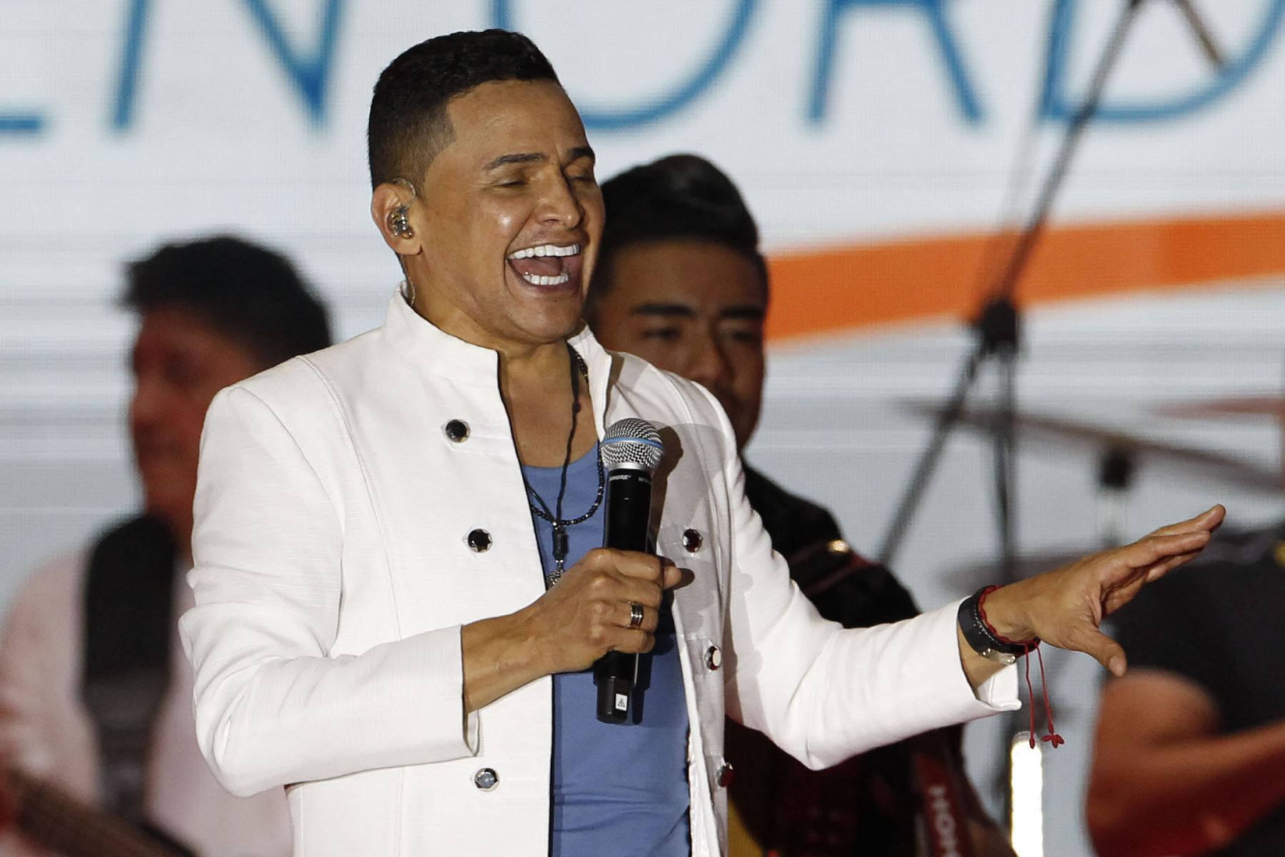 El cantante colombiano Jorge Celedón se presenta hoy, durante la clausura de los XIX Juegos Bolivarianos en Valledupar,Colombia.
Foto: EFE