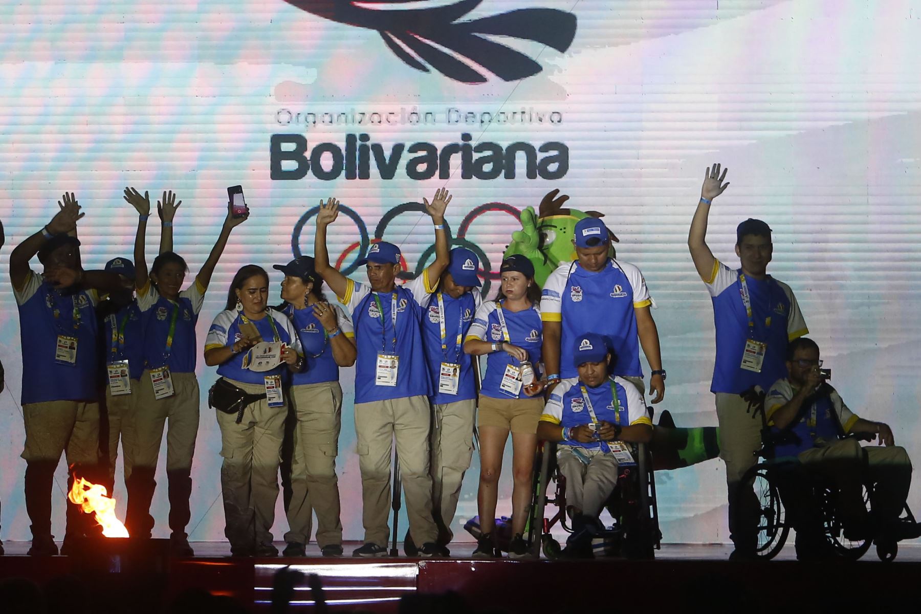 Voluntarios saludan hoy, durante la clausura de los XIX Juegos Bolivarianos en Valledupar, Colombia.
Foto: EFE