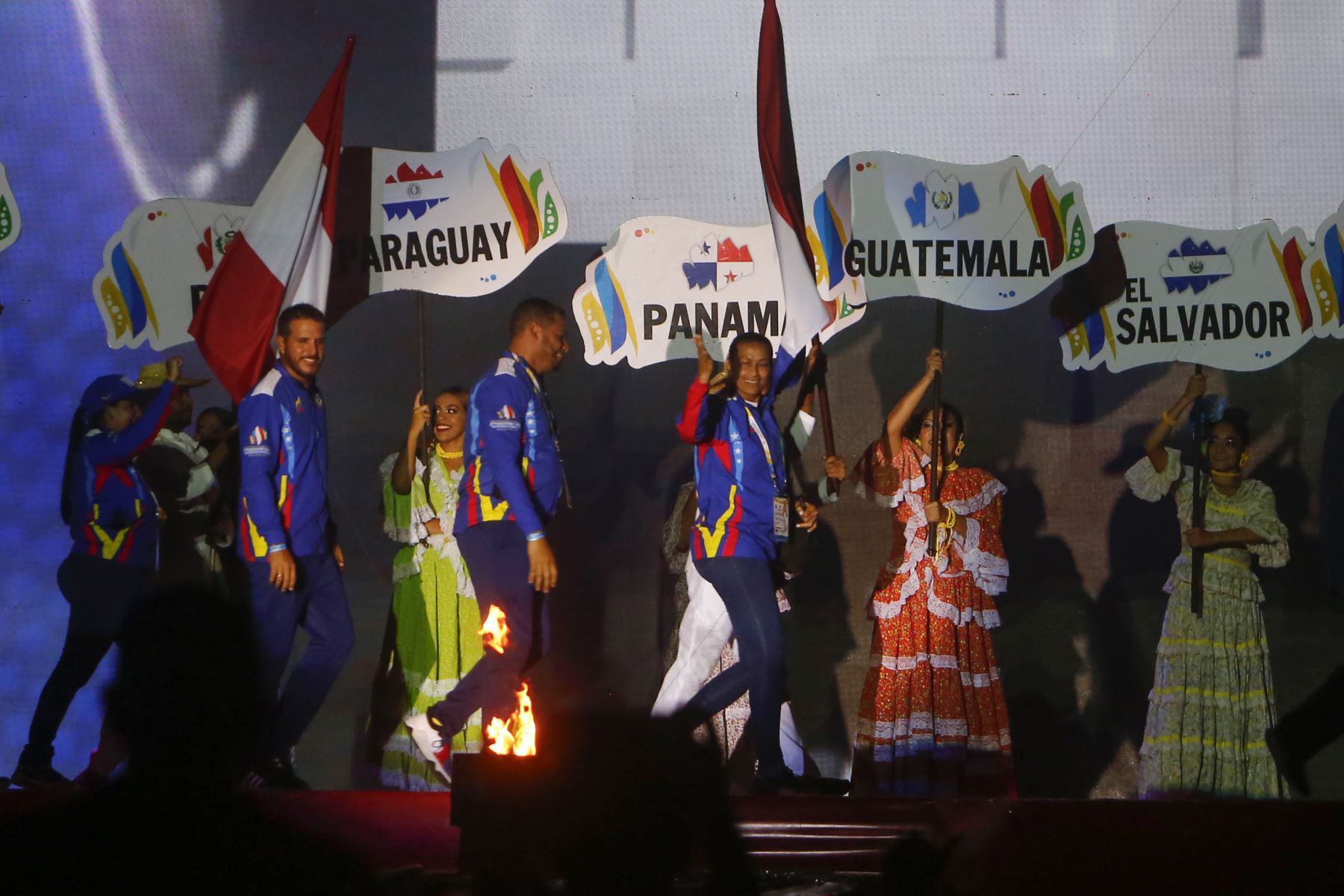 Deportistas desfilan hoy, durante la clausura de los XIX Juegos Bolivarianos en Valledupar, Colombia. 
Foto: EFE