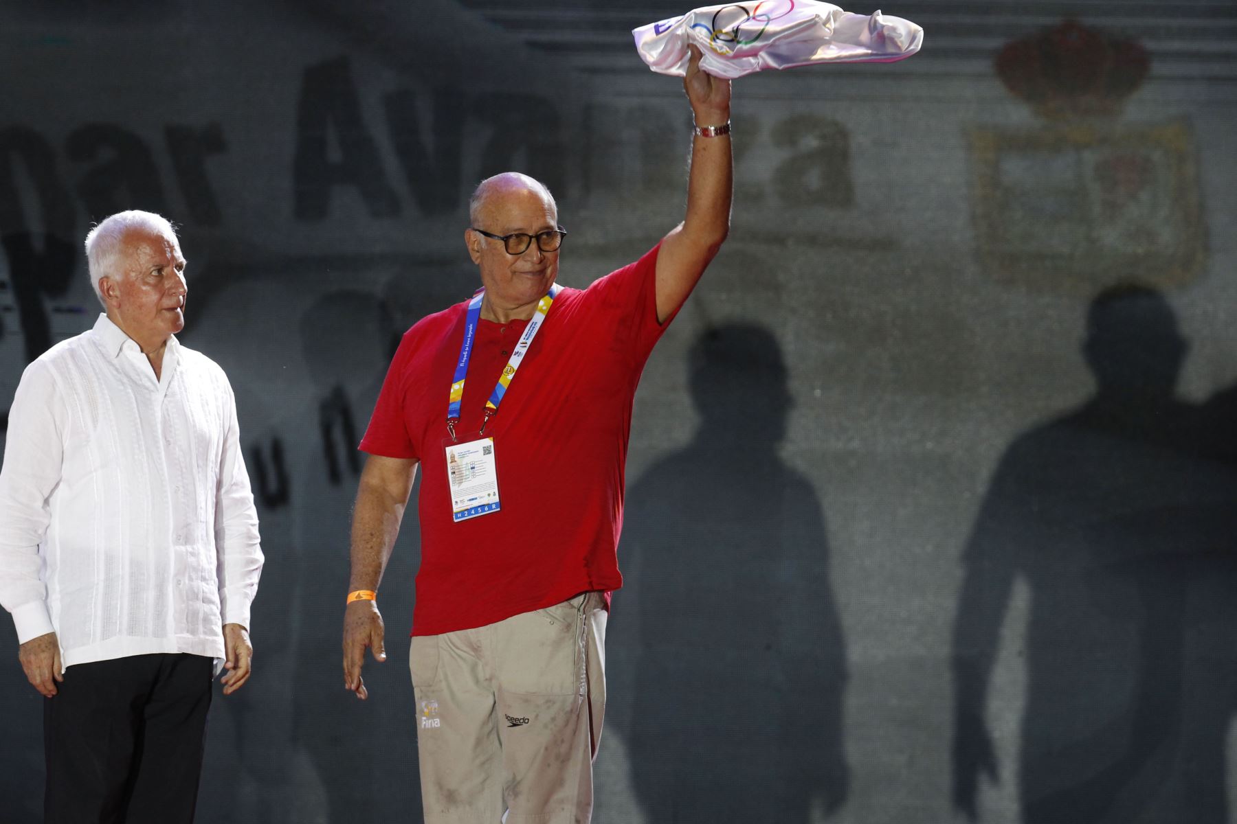 El presidente del Comité Olímpico Ecuatoriano (COE), Jorge Delgado, muestra la bandera de la Organización Deportiva Bolivariana (Odebo) junto a su presidente Baltazar Medina hoy, durante la clausura de los XIX Juegos Bolivarianos en Valledupar (Colombia). Guayaquil en Ecuador será la próxima sede de los Juegos Bolivarianos. 
Foto: EFE
