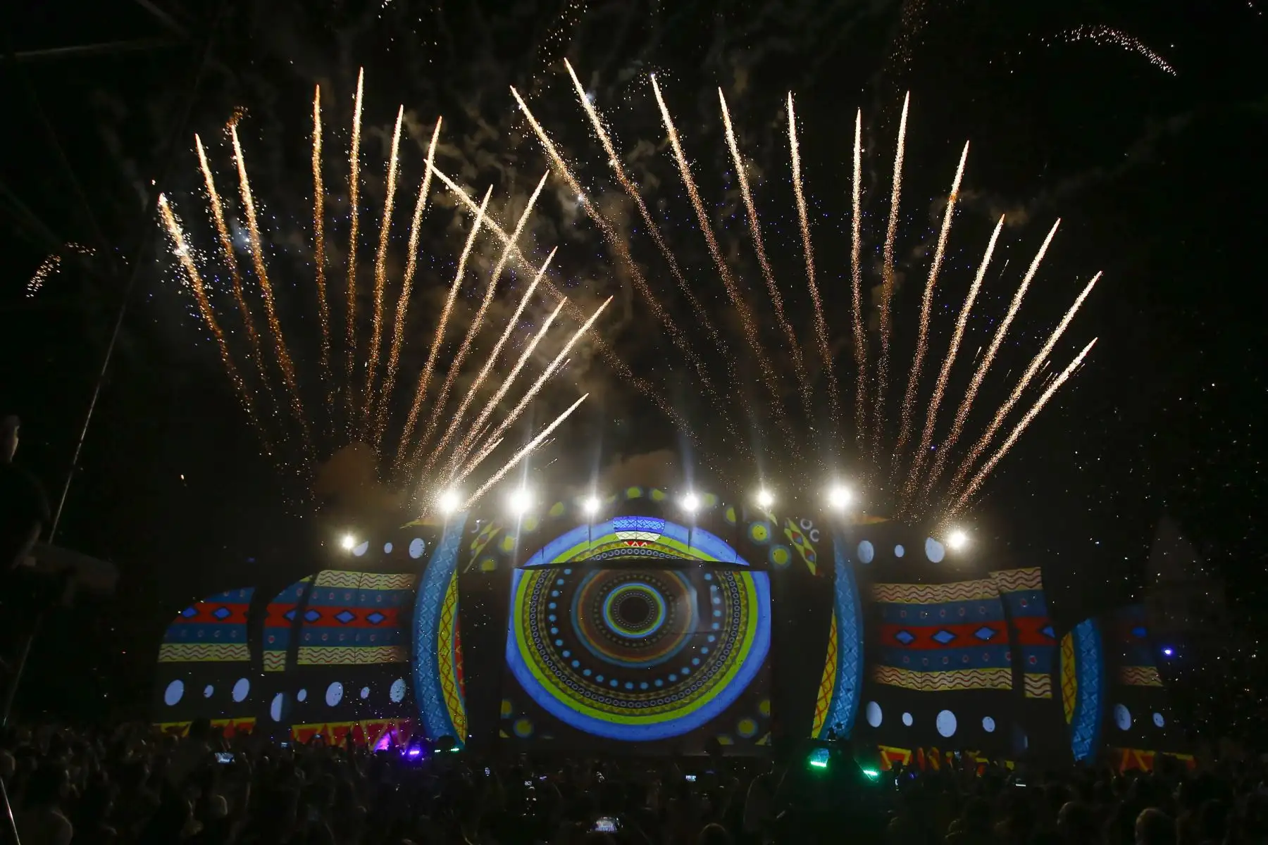 Con fuegos artificiales se dio la clausura de los XIX Juegos Bolivarianos en Valledupar, Colombia. 
Foto: EFE