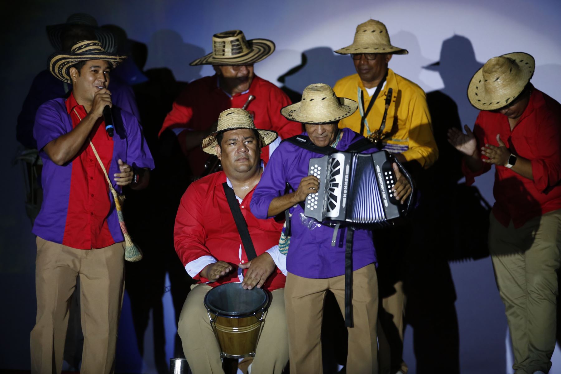 Artistas se presentan hoy, durante la clausura de los XIX Juegos Bolivarianos en Valledupar, Colombia.
Foto: EFE