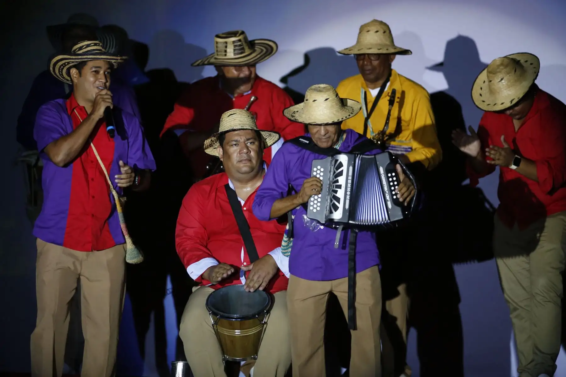 Artistas se presentan hoy, durante la clausura de los XIX Juegos Bolivarianos en Valledupar, Colombia.
Foto: EFE