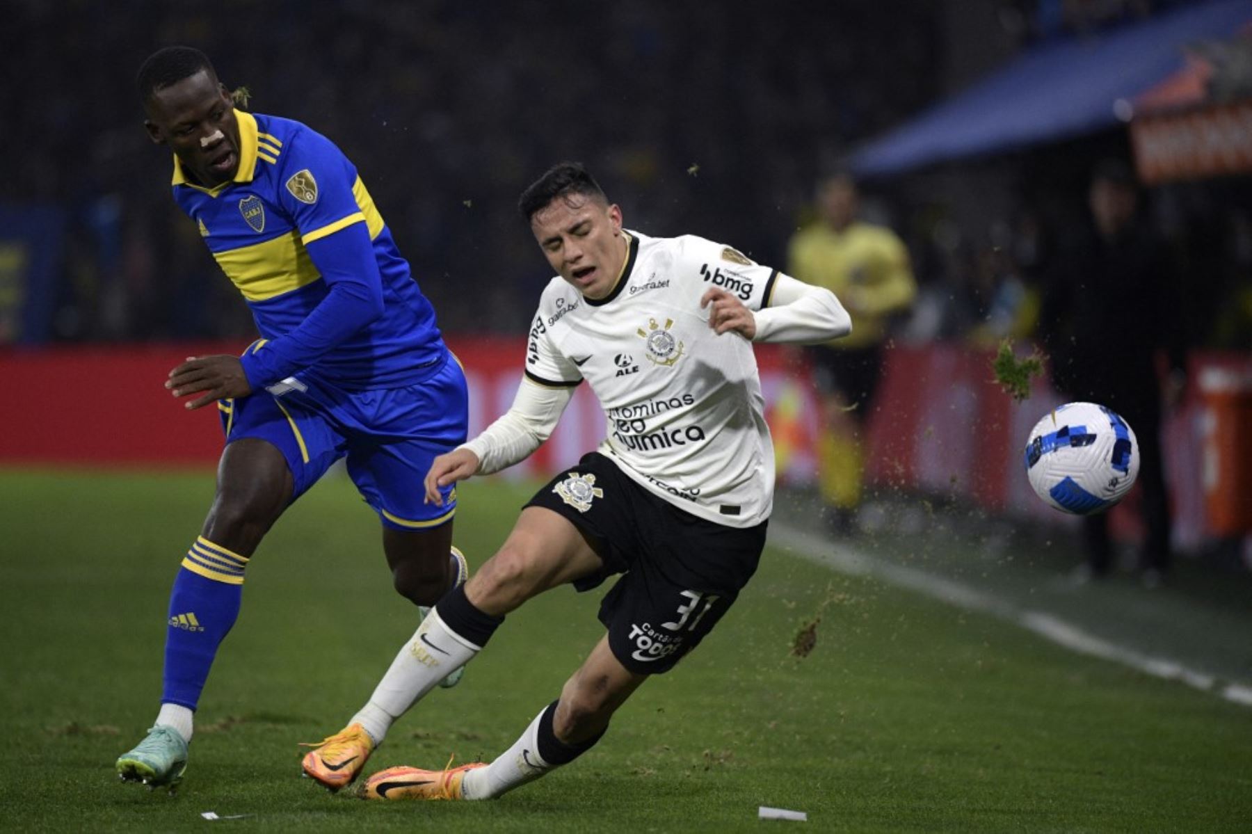Luis Advíncula lucha el balón con el jugador del Corinthians, Gustavo Mantuan