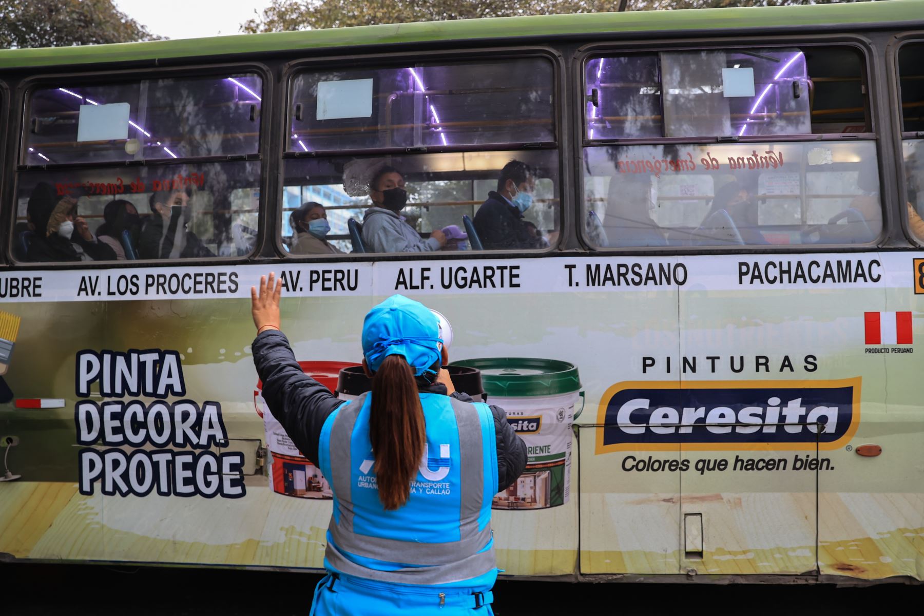 Ministerio de Salud (Minsa) y la Autoridad de Transporte Urbano para Lima y Callao (ATU) hicieron hoy una intervención conjunta en los paraderos de transporte público con riesgo extremo de exposición al coronavirus, para concientizar a la ciudadanía sobre la importancia de protegerse. Foto: ANDINA/ Andrés Valle