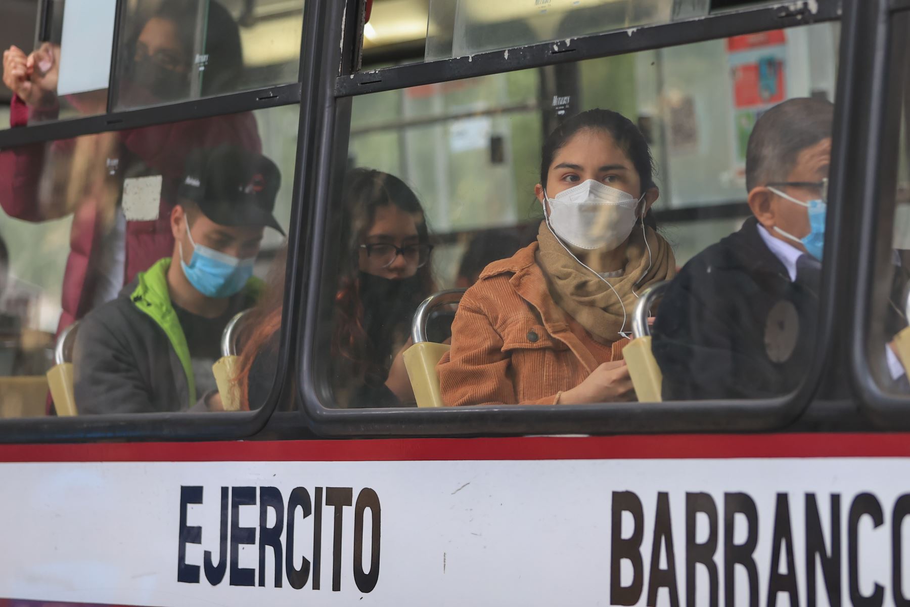 Ministerio de Salud (Minsa) y la Autoridad de Transporte Urbano para Lima y Callao (ATU) hicieron hoy una intervención conjunta en los paraderos de transporte público con riesgo extremo de exposición al coronavirus, para concientizar a la ciudadanía sobre la importancia de protegerse. Foto: ANDINA/ Andrés Valle