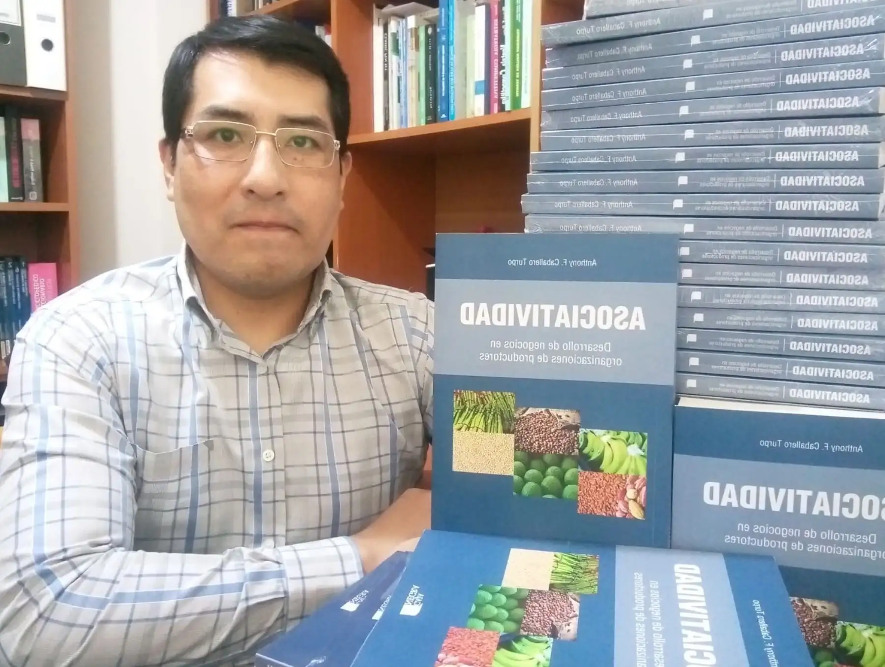 Presentan libro sobre el éxito de la asociatividad como herramienta de éxito.