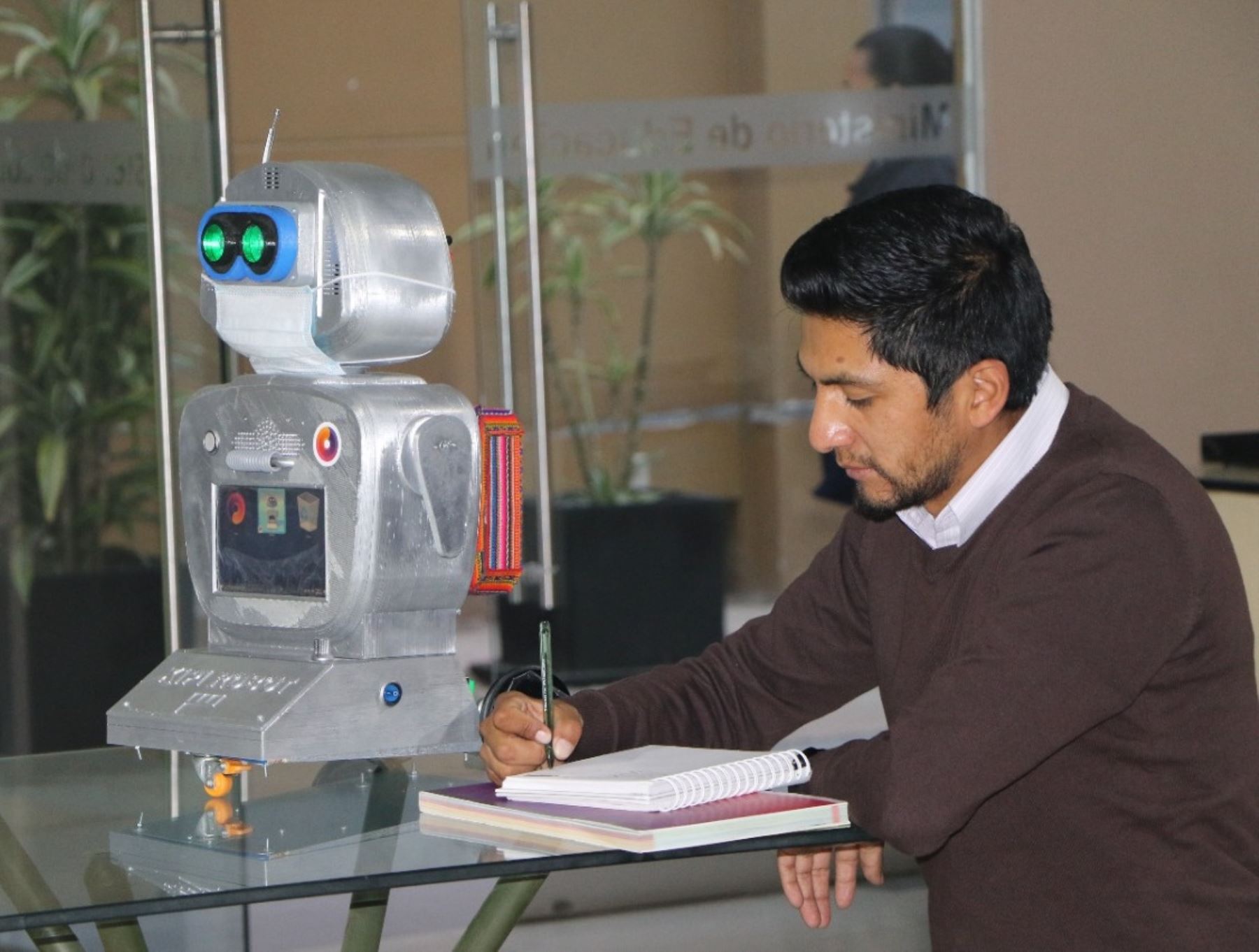 Ministerio de Educación resaltó la labor de Walter Velásquez, el ingenioso docente huancavelicano creador de Kipi, la robot que le ayuda en sus clases que dicta a alumnos de comunidades rurales de Tayacaja.  ANDINA/Difusión
