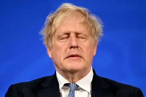 El primer ministro británico, cada vez más amenazado en su cargo, ve acumularse los escándalos y el descontento social. Foto: AFP