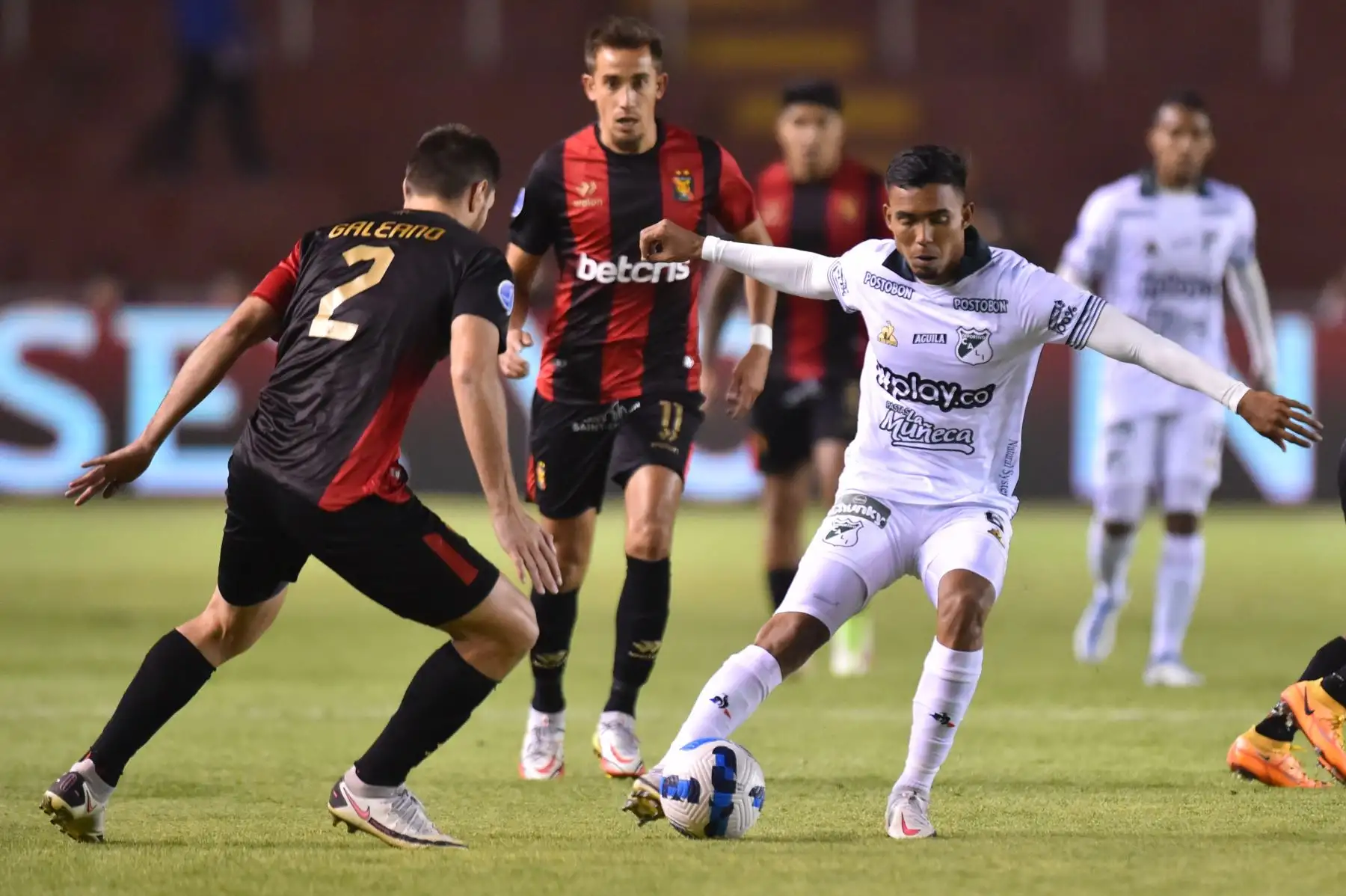 Leonel Galeano del Melgar disputa un balón con Edgard Camargo de Cali durante partido de la Copa Sudamericana, en el estadio Monumental de la UNSA, en Arequipa. Foto: EFE Leonel Galeano del Melgar disputa un balón con Edgard Camargo de Cali durante partido de la Copa Sudamericana, en el estadio Monumental de la UNSA, en Arequipa. Foto: EFE