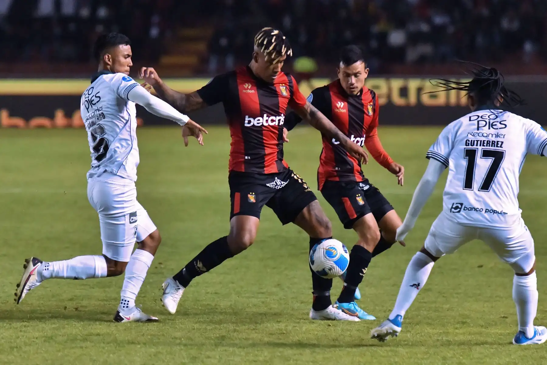 El jugador de Melgar, Paolo Reyna disputa el balón con  el jugador del Deportivo Cali, Edgard Camargo durante su partido de vuelta de los octavos de final de la Copa Sudamericana, en el estadio Monumental de la UNSA en Arequipa.
Foto: AFP El jugador de Melgar, Paolo Reyna disputa el balón con  el jugador del Deportivo Cali, Edgard Camargo durante su partido de vuelta de los octavos de final de la Copa Sudamericana, en el estadio Monumental de la UNSA en Arequipa.
Foto: AFP
