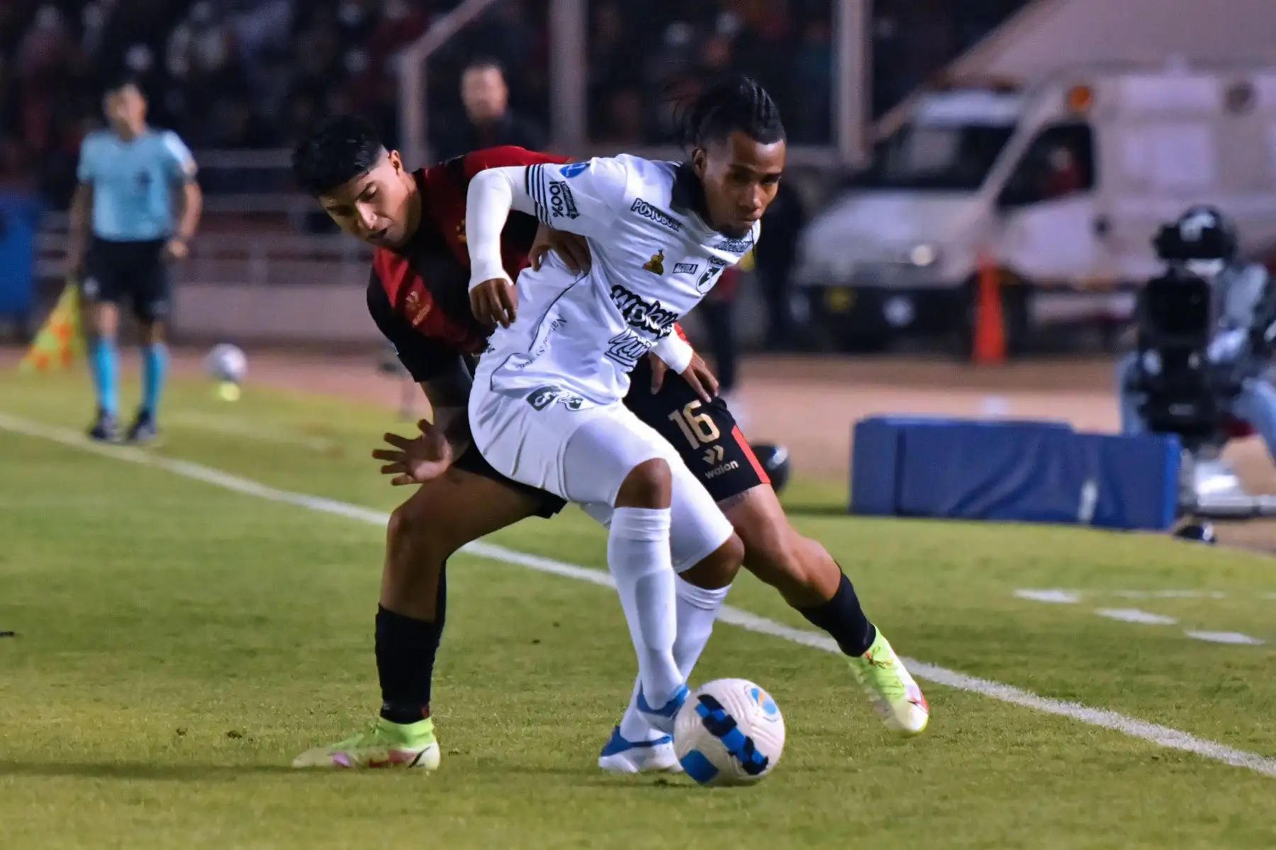 Luis Iberico  de Melgar  disputa el balón an el jugador de Deportivo Cali,  Aldair Gutiérrez  durante el partido de vuelta de octavos de final del torneo de fútbol de la Copa Sudamericana, en el estadio Monumental de la UNSA en Arequipa.
Foto: AFP Luis Iberico  de Melgar  disputa el balón an el jugador de Deportivo Cali,  Aldair Gutiérrez  durante el partido de vuelta de octavos de final del torneo de fútbol de la Copa Sudamericana, en el estadio Monumental de la UNSA en Arequipa.
Foto: AFP