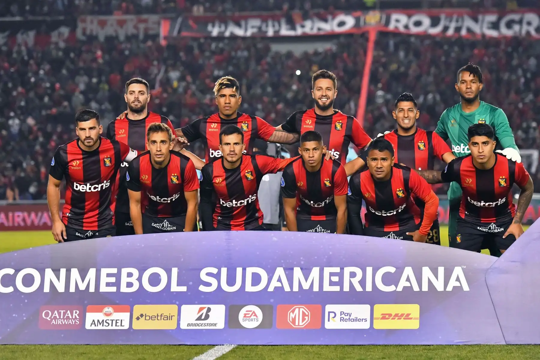 Los jugadores de Melgar de Perú posan para fotografías antes del inicio de su partido de vuelta de los octavos de final de la Copa Sudamericana contra el Deportivo Cali de Colombia en el estadio Monumental de la UNSA en Arequipa.
Foto: AFP Los jugadores de Melgar de Perú posan para fotografías antes del inicio de su partido de vuelta de los octavos de final de la Copa Sudamericana contra el Deportivo Cali de Colombia en el estadio Monumental de la UNSA en Arequipa.
Foto: AFP