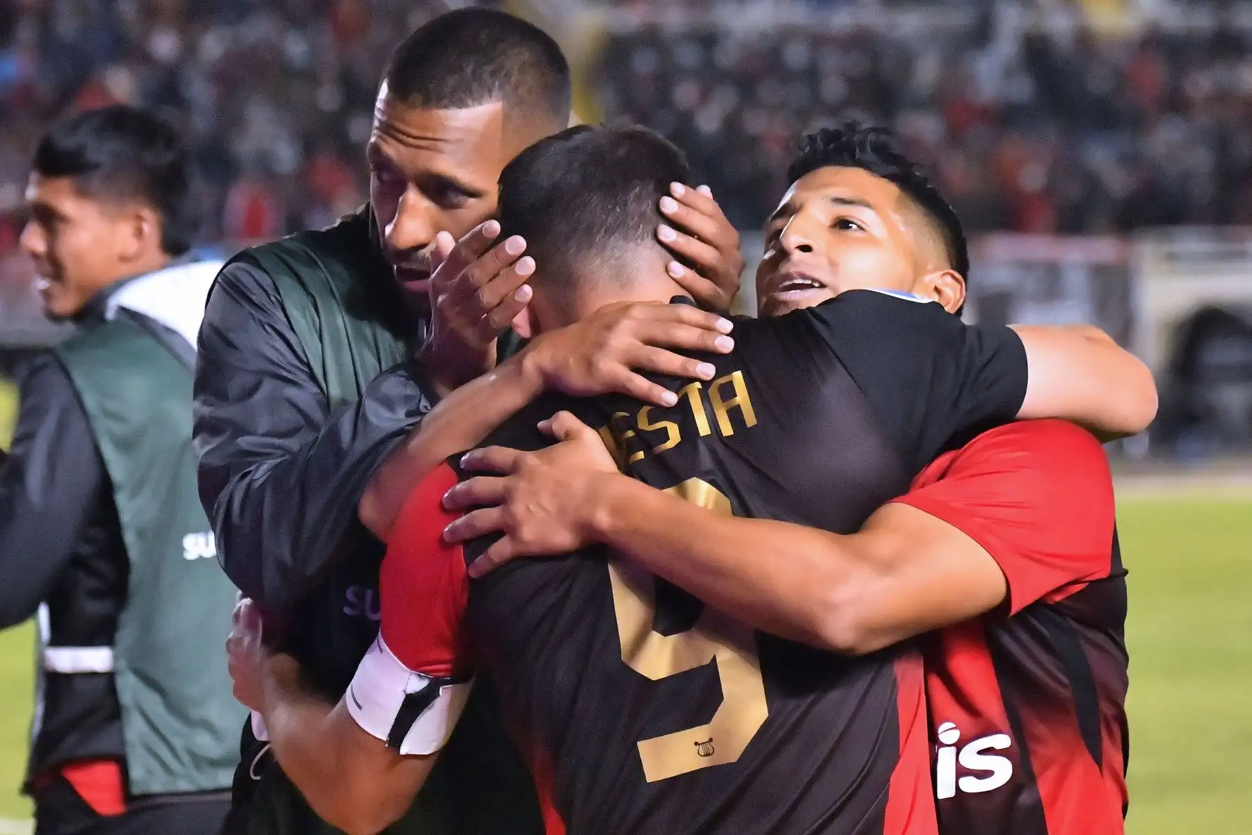 Melgar Bernardo Cuesta celebra con sus compañeros después de anotar el segundo gol del equipo contra el Deportivo Cali de Colombia durante el partido de vuelta de los octavos de final de la Copa Sudamericana, en el estadio Monumental de la UNSA en Arequipa.
Foto: AFP Melgar Bernardo Cuesta celebra con sus compañeros después de anotar el segundo gol del equipo contra el Deportivo Cali de Colombia durante el partido de vuelta de los octavos de final de la Copa Sudamericana, en el estadio Monumental de la UNSA en Arequipa.
Foto: AFP