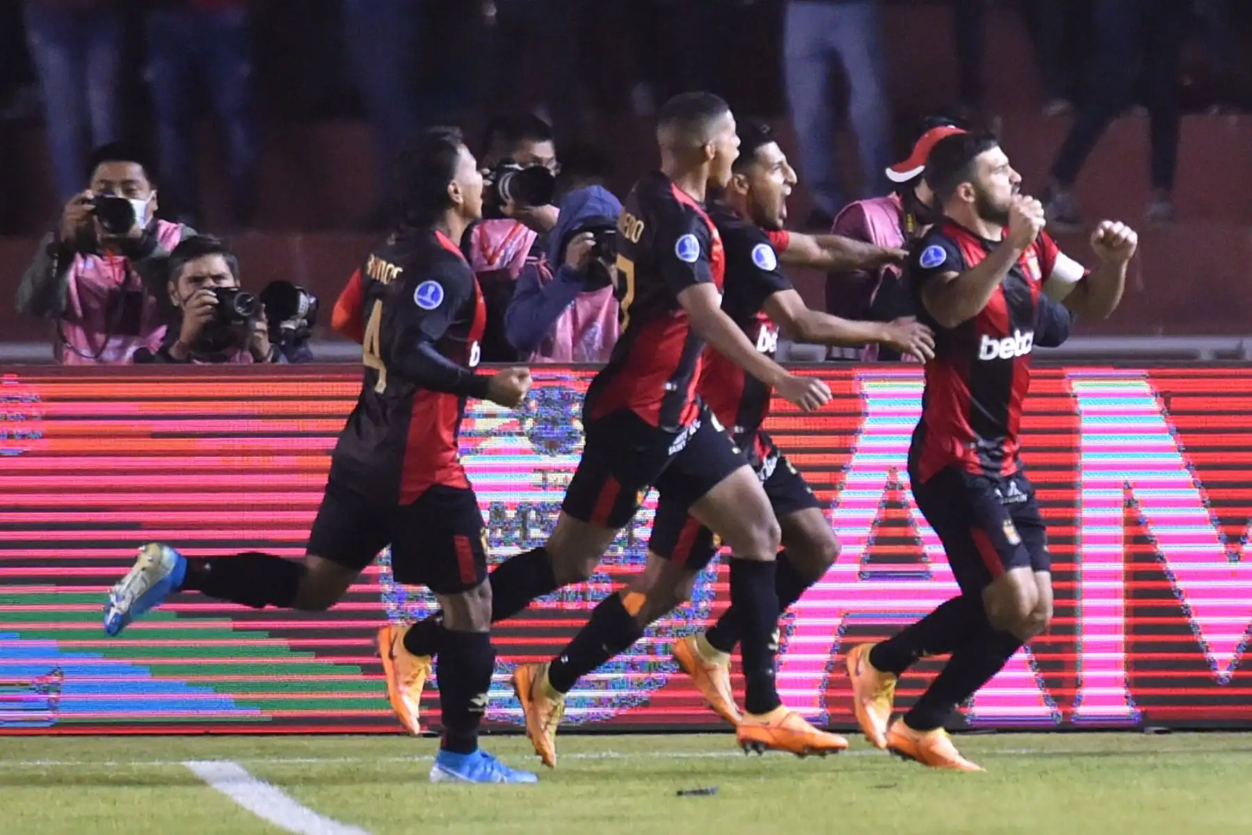 Jugadores de Melgar celebran un gol , en un partido de la Copa Sudamericana entre Melgar y Deportivo Cali en el estadio Monumental de la UNSA en Arequipa.
Foto: EFE Jugadores de Melgar celebran un gol , en un partido de la Copa Sudamericana entre Melgar y Deportivo Cali en el estadio Monumental de la UNSA en Arequipa.
Foto: EFE