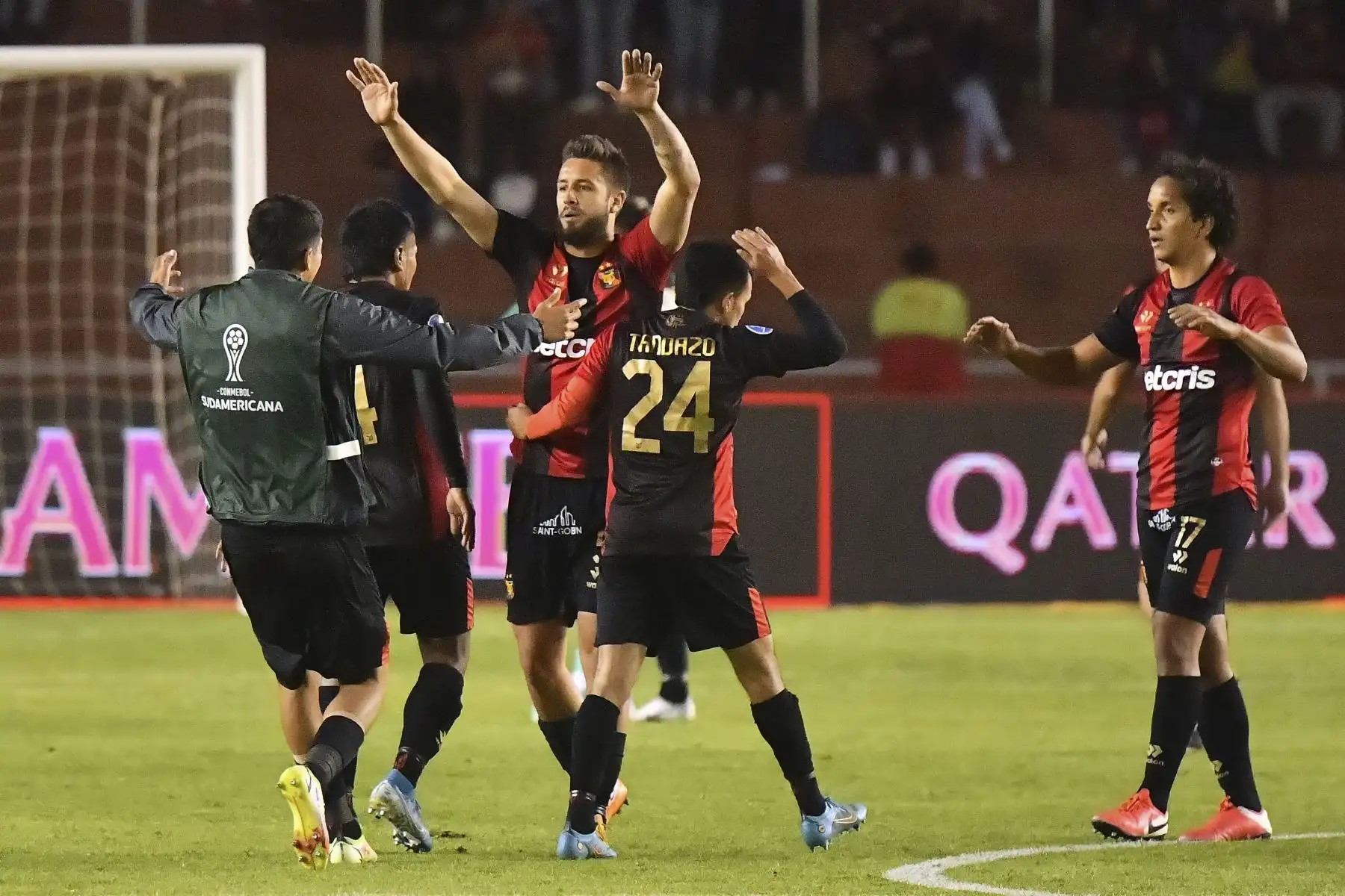 Los jugadores de Melgar de Perú celebran después de derrotar al Deportivo Cali de Colombia durante su partido de vuelta de octavos de final de la Copa Sudamericana, en el estadio Monumental de la UNSA en Arequipa, Perú.
Foto: AFP Los jugadores de Melgar de Perú celebran después de derrotar al Deportivo Cali de Colombia durante su partido de vuelta de octavos de final de la Copa Sudamericana, en el estadio Monumental de la UNSA en Arequipa, Perú.
Foto: AFP
