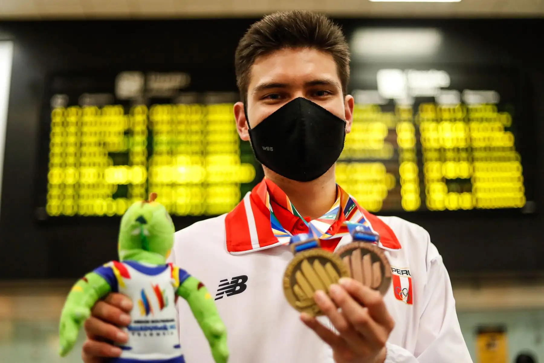El peruano Hugo del Castillo obtuvo la medalla de oro en  Taekondo - Poomsae, en los Juegos Bolivarianos de Valledupar 2022.
Foto: ANDINA/Renato Pajuelo