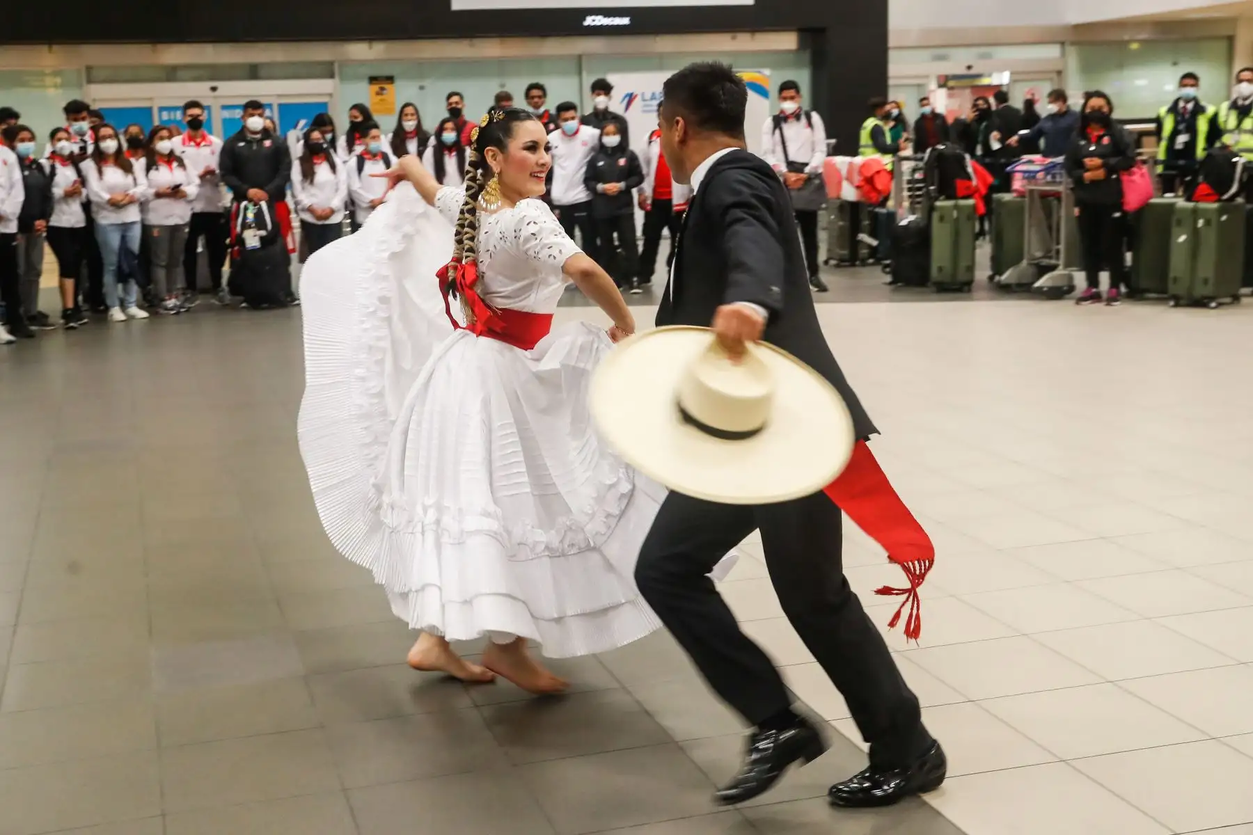 Delegación peruana que participó en los  XIX Juegos Bolivarianos de Valledupar 2022  arribaron a nuestro país, al Aeropuerto Internacional Jorge Chávez.
Foto: ANDINA/Renato Pajuelo