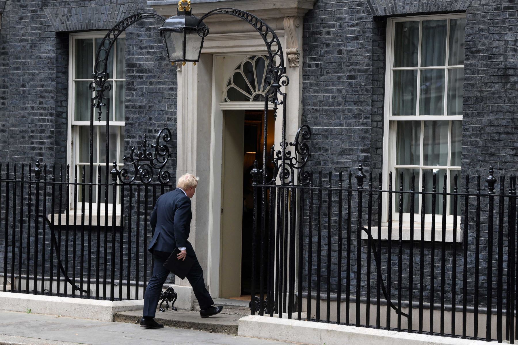 El primer ministro británico, Boris Johnson, anunció el jueves su dimisión como líder del Partido Conservador, pero se mantendrá como jefe del gobierno hasta que se nombre a su sucesor. Foto: AFP