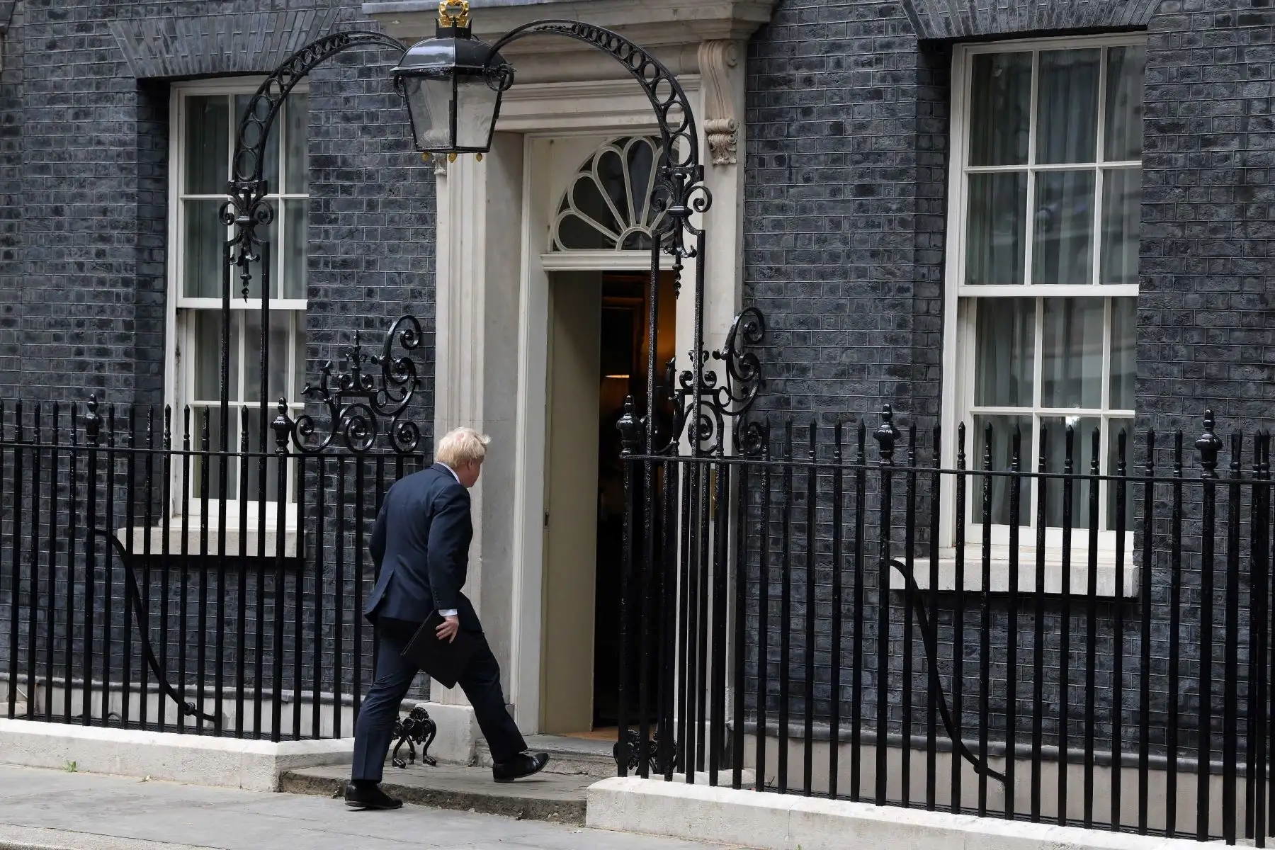 El primer ministro británico, Boris Johnson, anunció el jueves su dimisión como líder del Partido Conservador, pero se mantendrá como jefe del gobierno hasta que se nombre a su sucesor. Foto: AFP El primer ministro británico, Boris Johnson, anunció el jueves su dimisión como líder del Partido Conservador, pero se mantendrá como jefe del gobierno hasta que se nombre a su sucesor. Foto: AFP