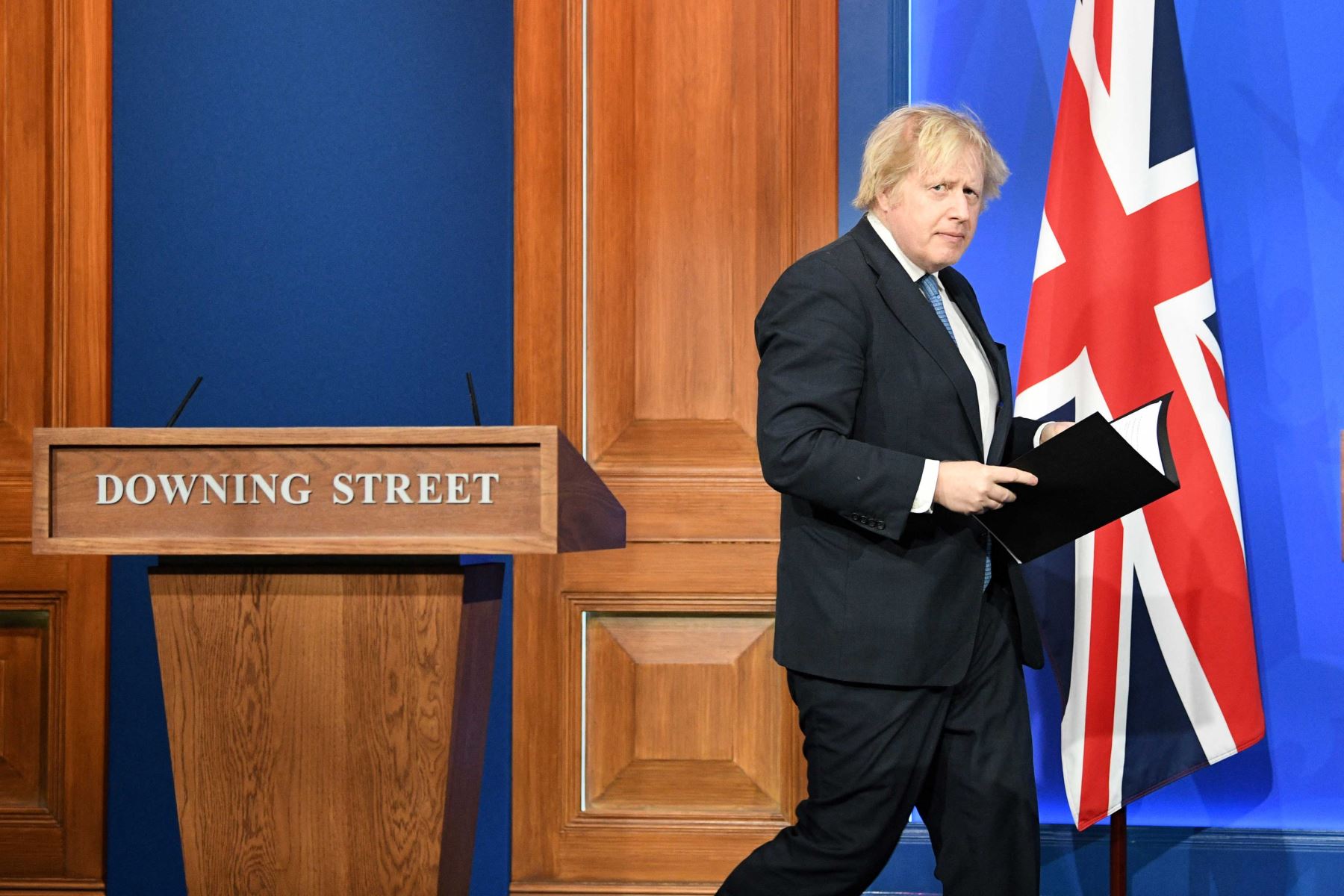 El primer ministro británico, Boris Johnson, anunció el jueves su dimisión como líder del Partido Conservador, pero se mantendrá como jefe del gobierno hasta que se nombre a su sucesor. Foto: AFP
