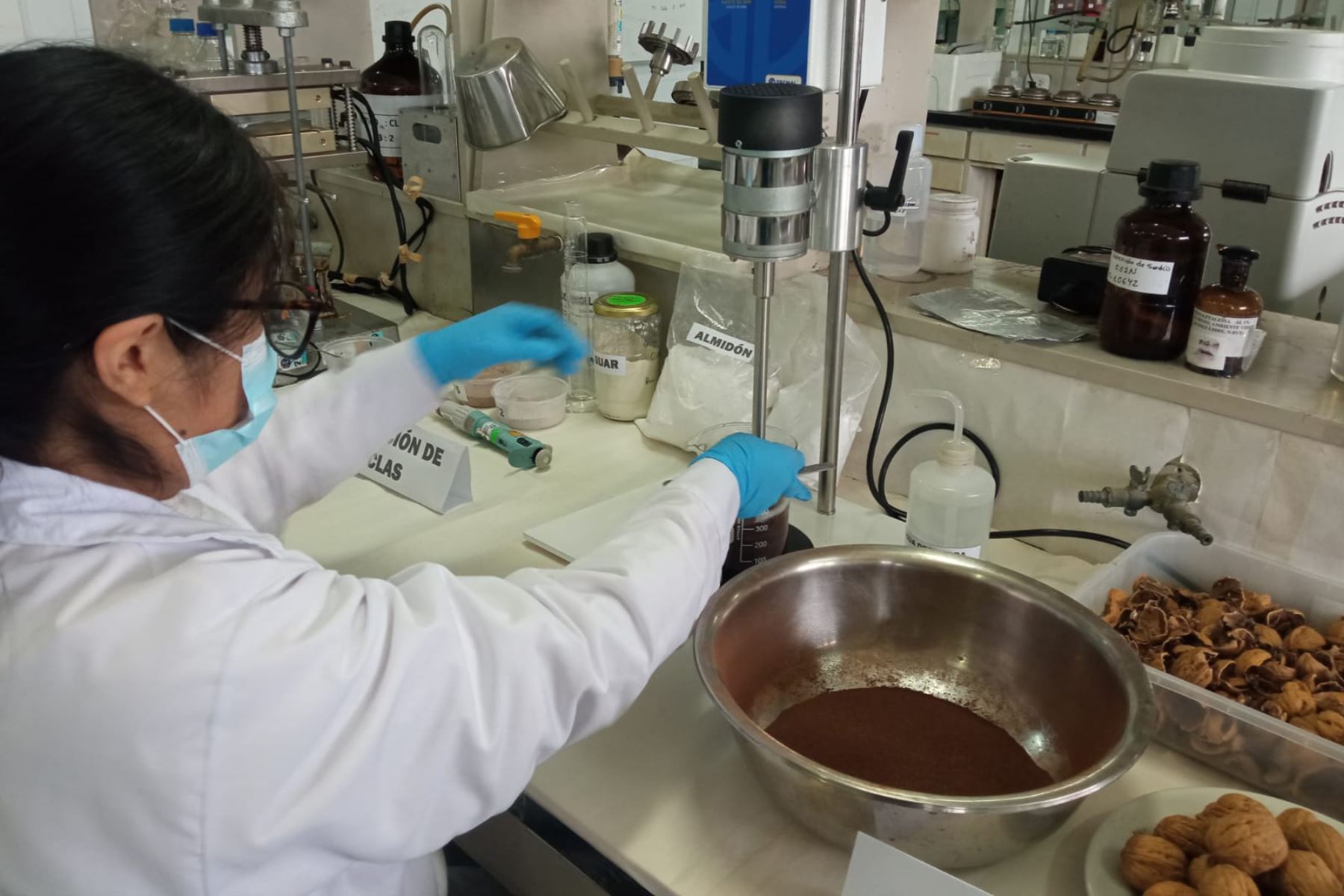 Crean prototipo de envases biodegradables con cáscaras de café y nuez amazónica.