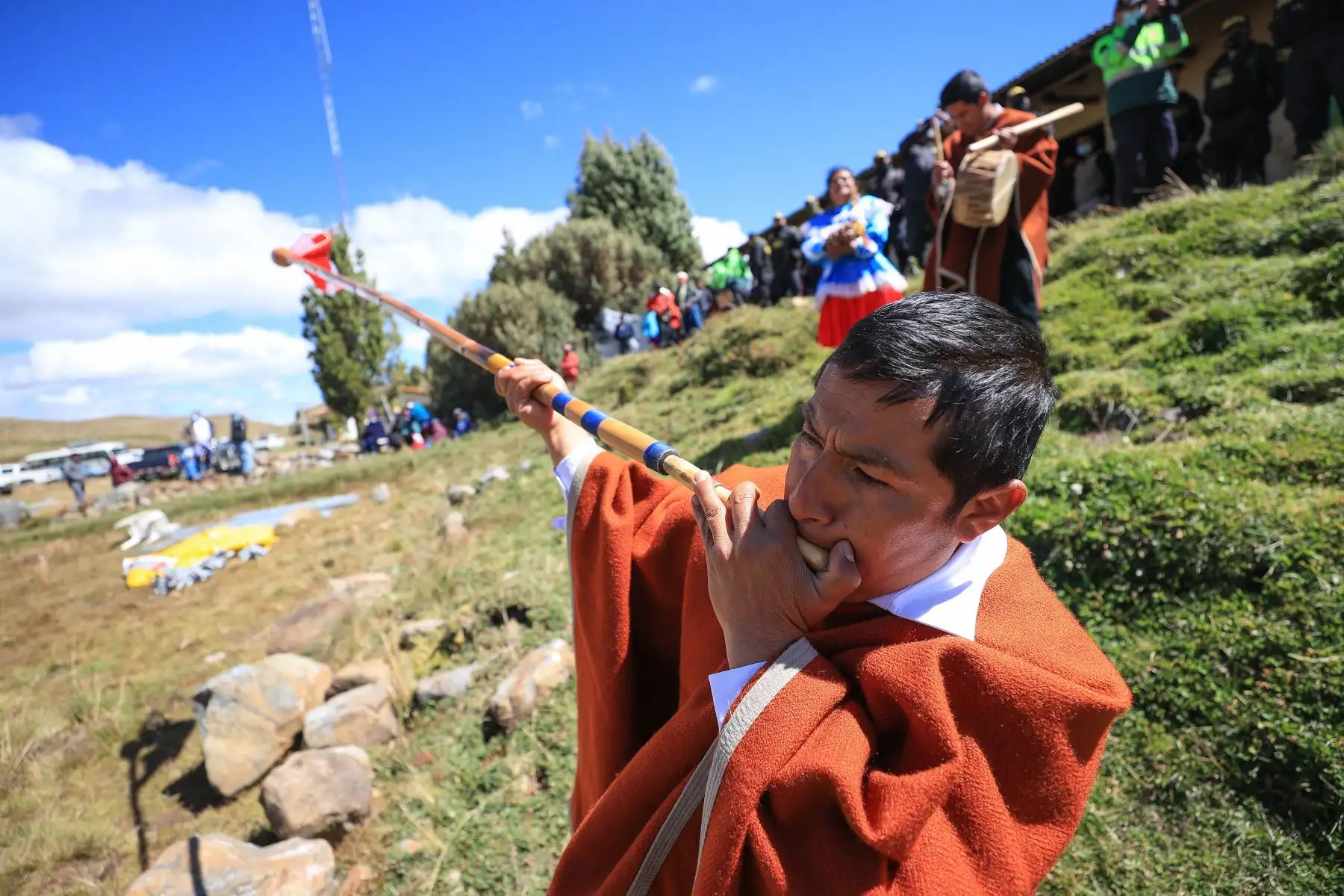 El presidente Pedro Castillo, coloca la primera piedra del proyecto de mejoramiento del servicio de recarga hídrica y aprovechamiento de agua de lluvia en el distrito de San Silvestre, provincia de San Miguel en Cajamarca. 
Foto: ANDINA/ Prensa Presidencia